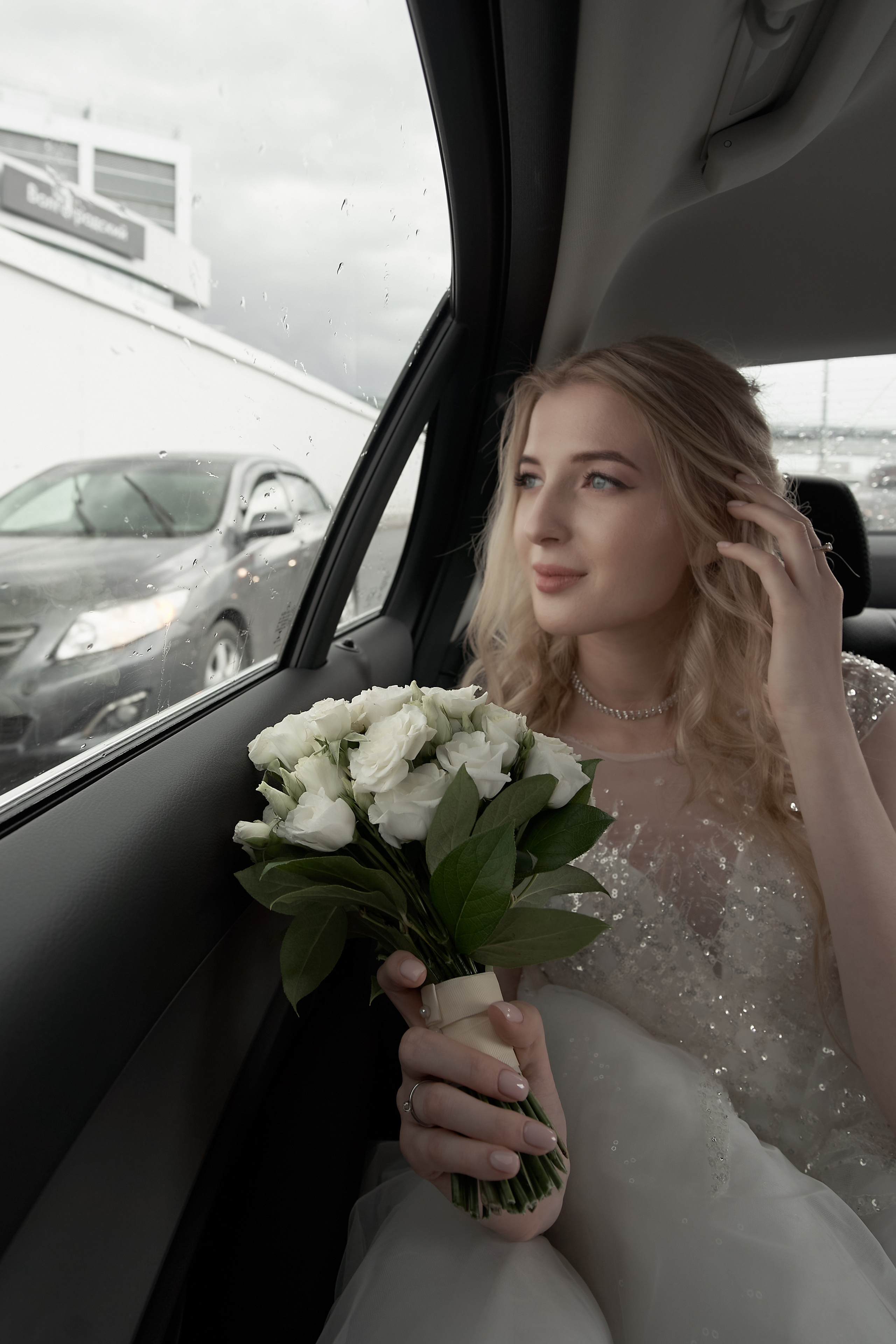 невеста едет в свадебном автомобиле в Загс. Портрет невесты с букетом Свадебная фотосъемка в Москве. Свадебный фотограф в Москве  Сергей Гаварос.