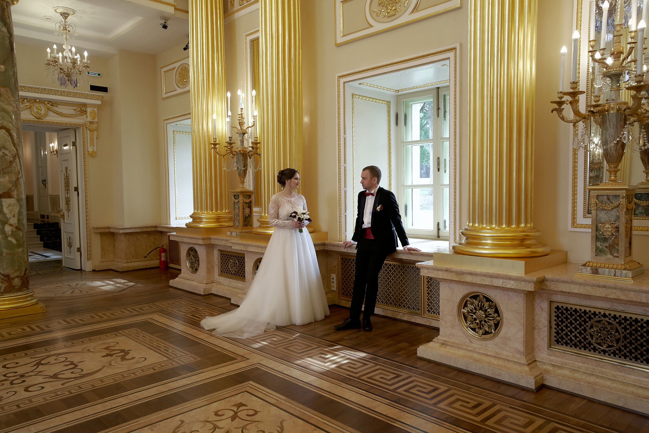 влюбленные молодожены общаются в золотом зале усадьбы Царицино Свадебная фотосъемка в Москве. Свадебный фотограф в Москве Сергей Гаварос. 