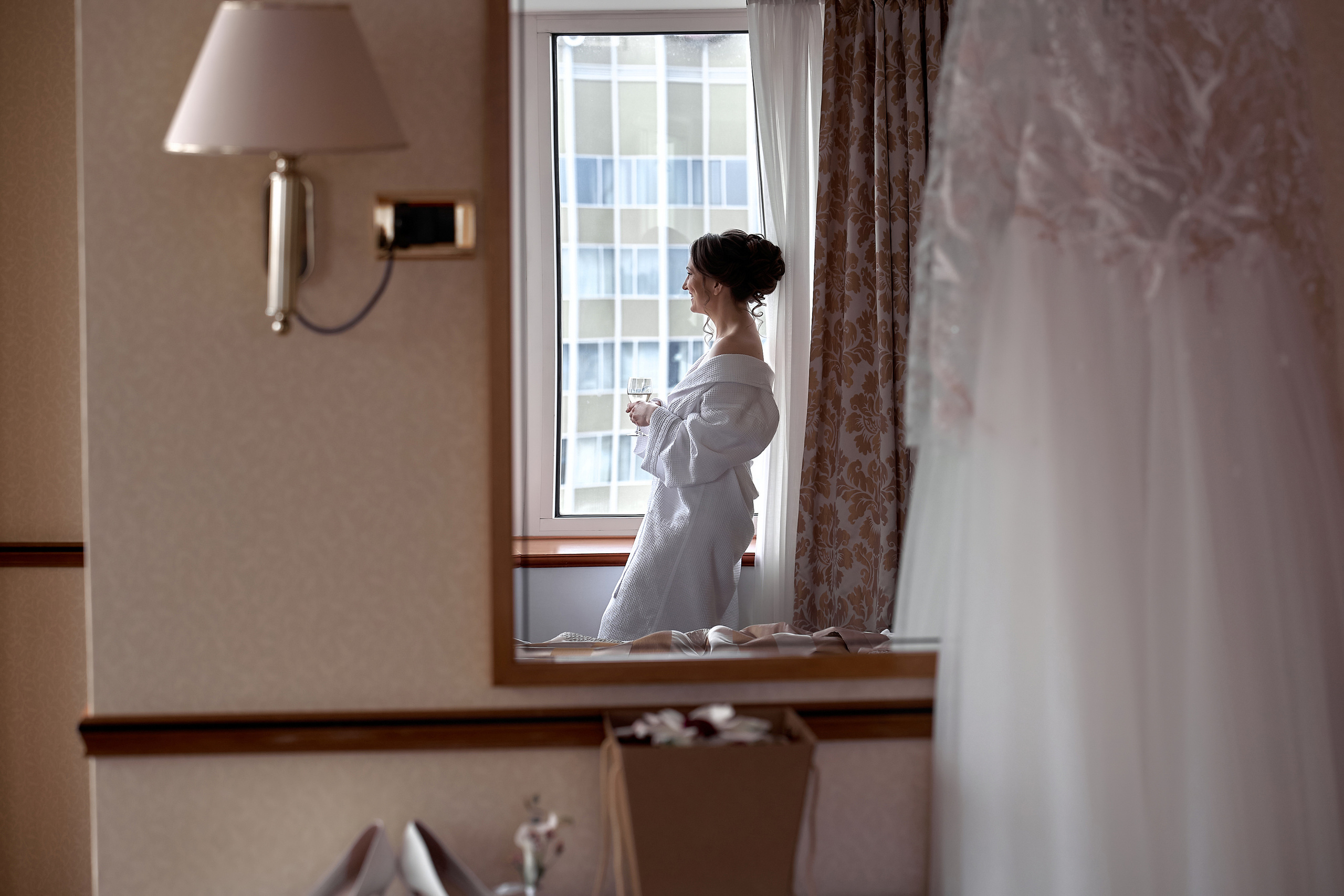 Утро невесты. Невеста у окна  - вид через зеркало. Свадебная фотосъемка в Москве. Свадебный фотограф в Москве Сергей Гаварос. — Круто снимаю любые свадьбы! — Помогу с позированием и подбором локаций Доступные цены.