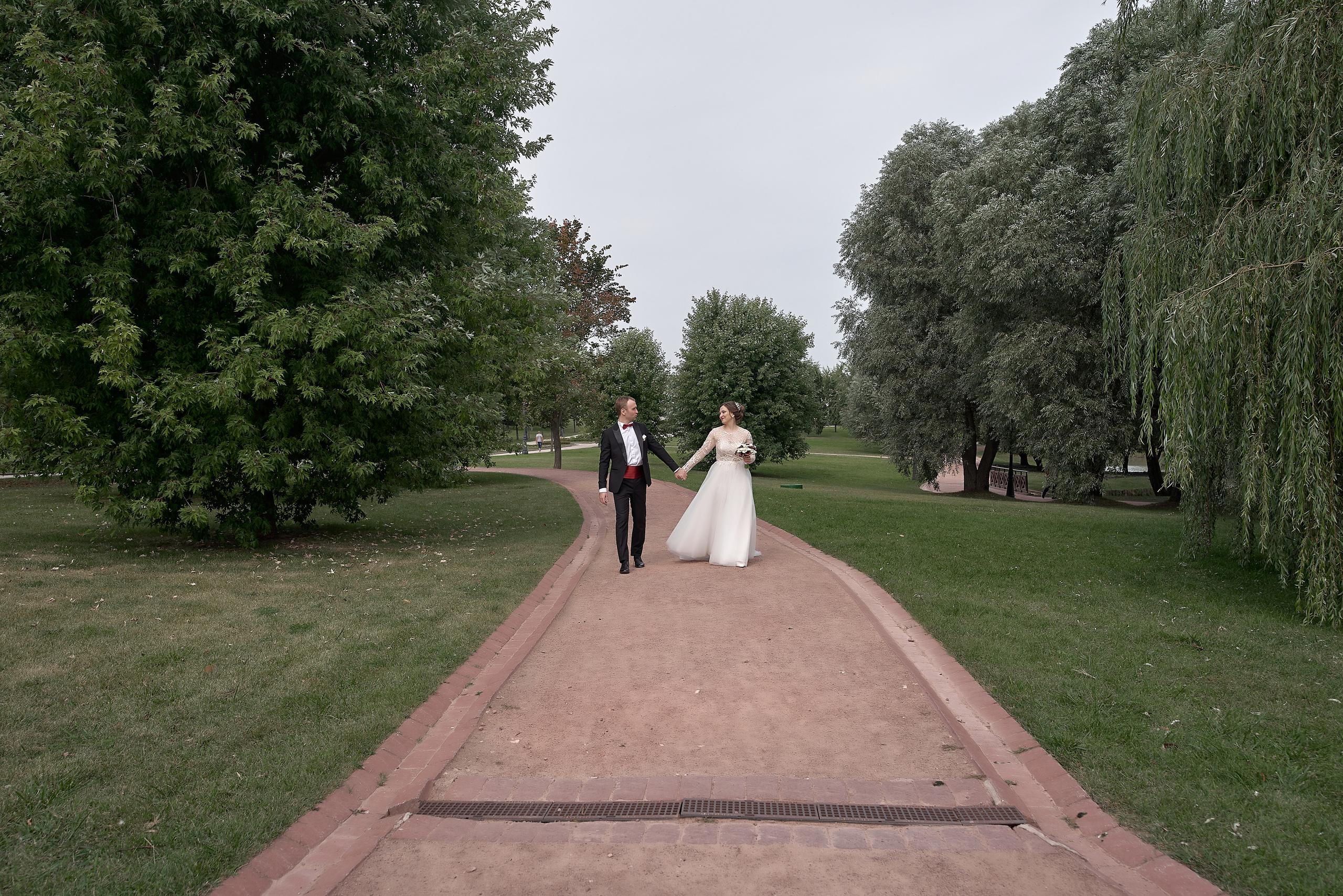 Жених и невеста гуляют по усадьбе Царицино  Свадебная фотосъемка в Москве. Свадебный фотограф в Москве Сергей Гаварос. 