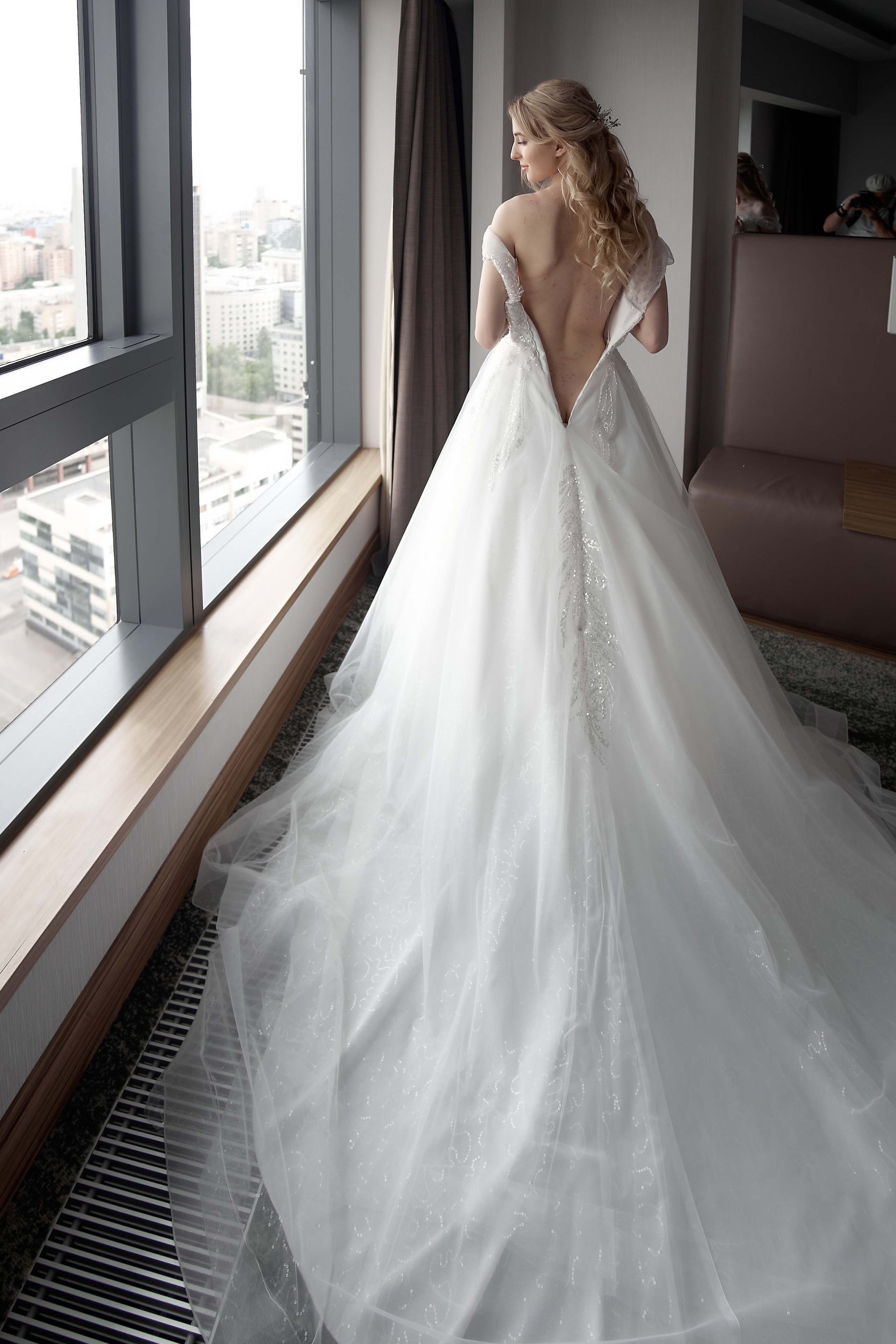 Невеста в платье с открытой спиной и шлейфом Свадебная фотосъемка в Москве. Свадебный фотограф в Москве  Сергей Гаварос.