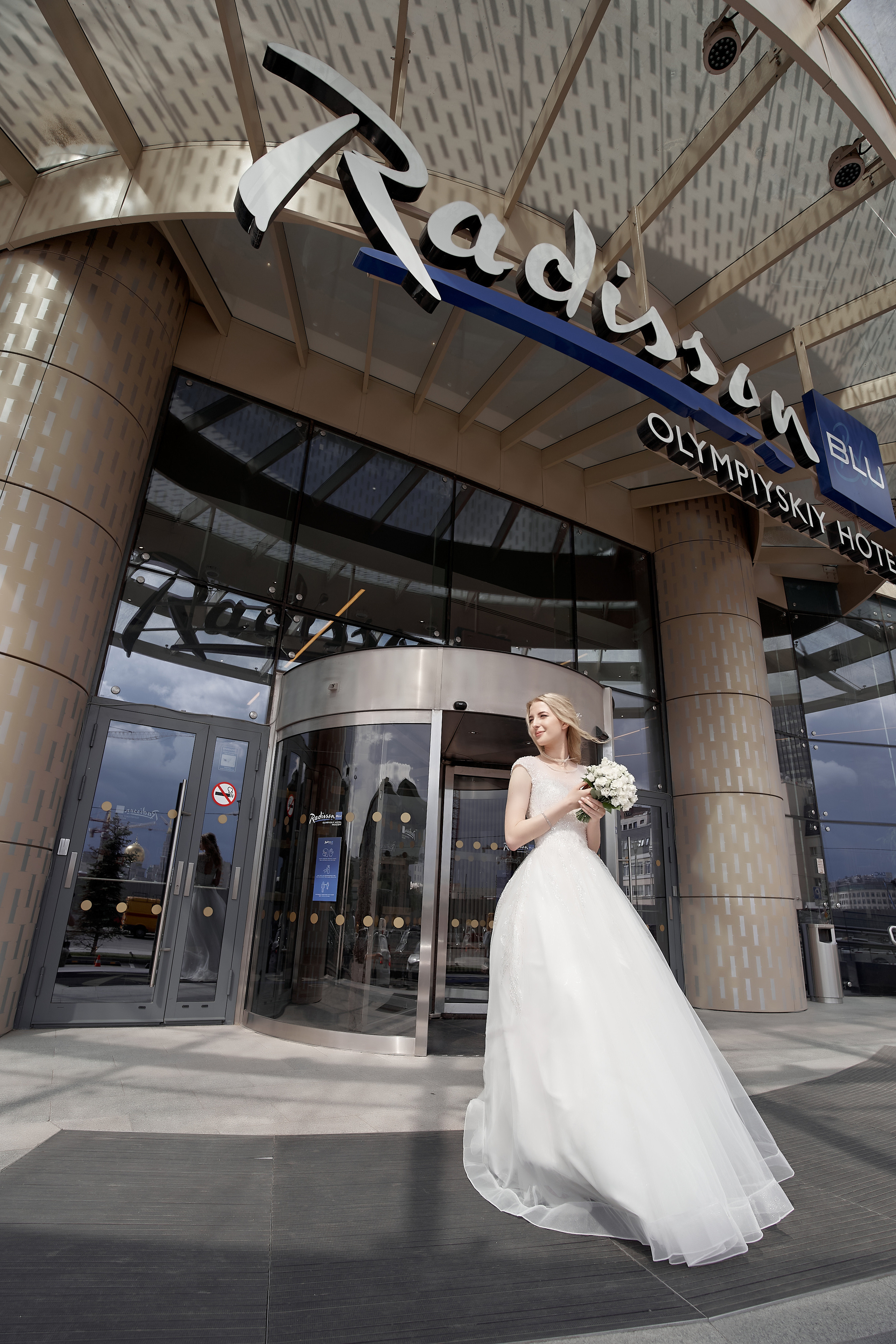 невеста выходит из отеля Radisson Blu Свадебная фотосъемка в Москве. Свадебный фотограф в Москве  Сергей Гаварос.