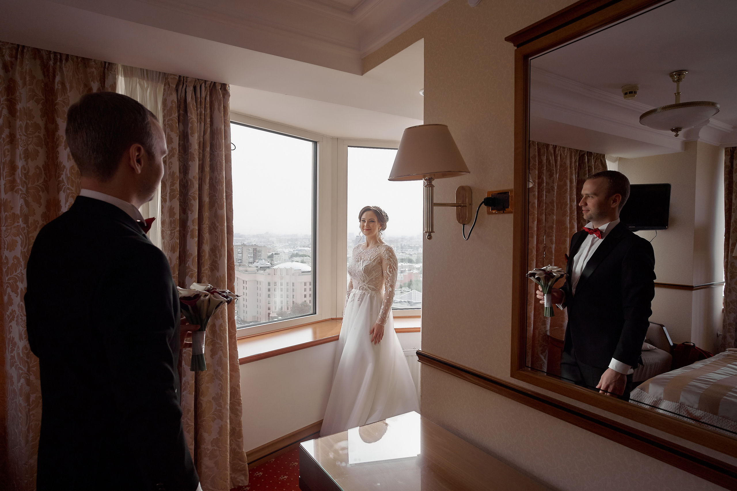 Встреча жениха и невесты . жених входит в номер отеля. Невеста у окна Свадебная фотосъемка в Москве. Свадебный фотограф в Москве Сергей Гаварос. — Круто снимаю любые свадьбы! — Помогу с позированием и подбором локаций Доступные цены.