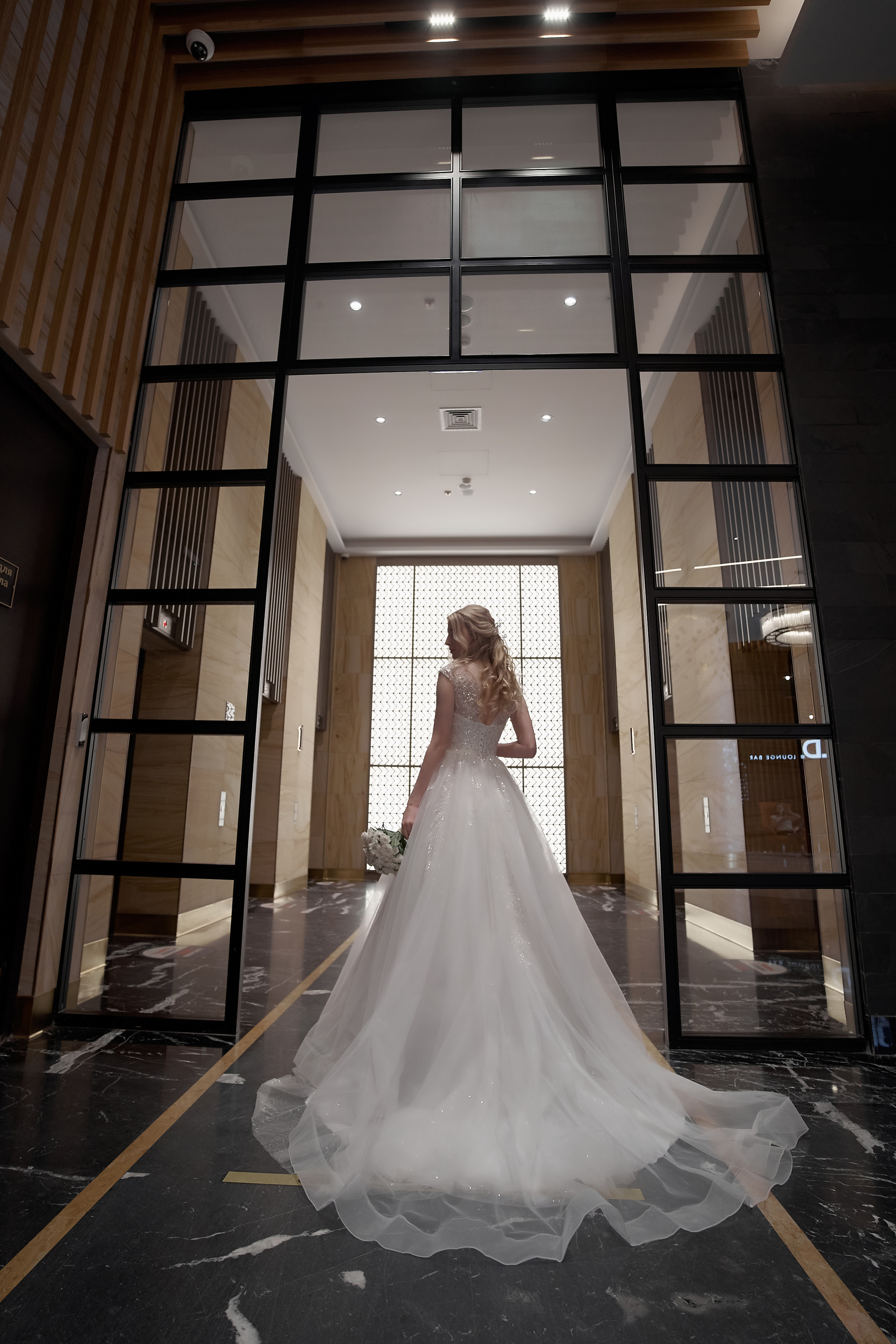 Портрет невесты в платье со шлейфом Свадебная фотосъемка в Москве. Свадебный фотограф в Москве  Сергей Гаварос.