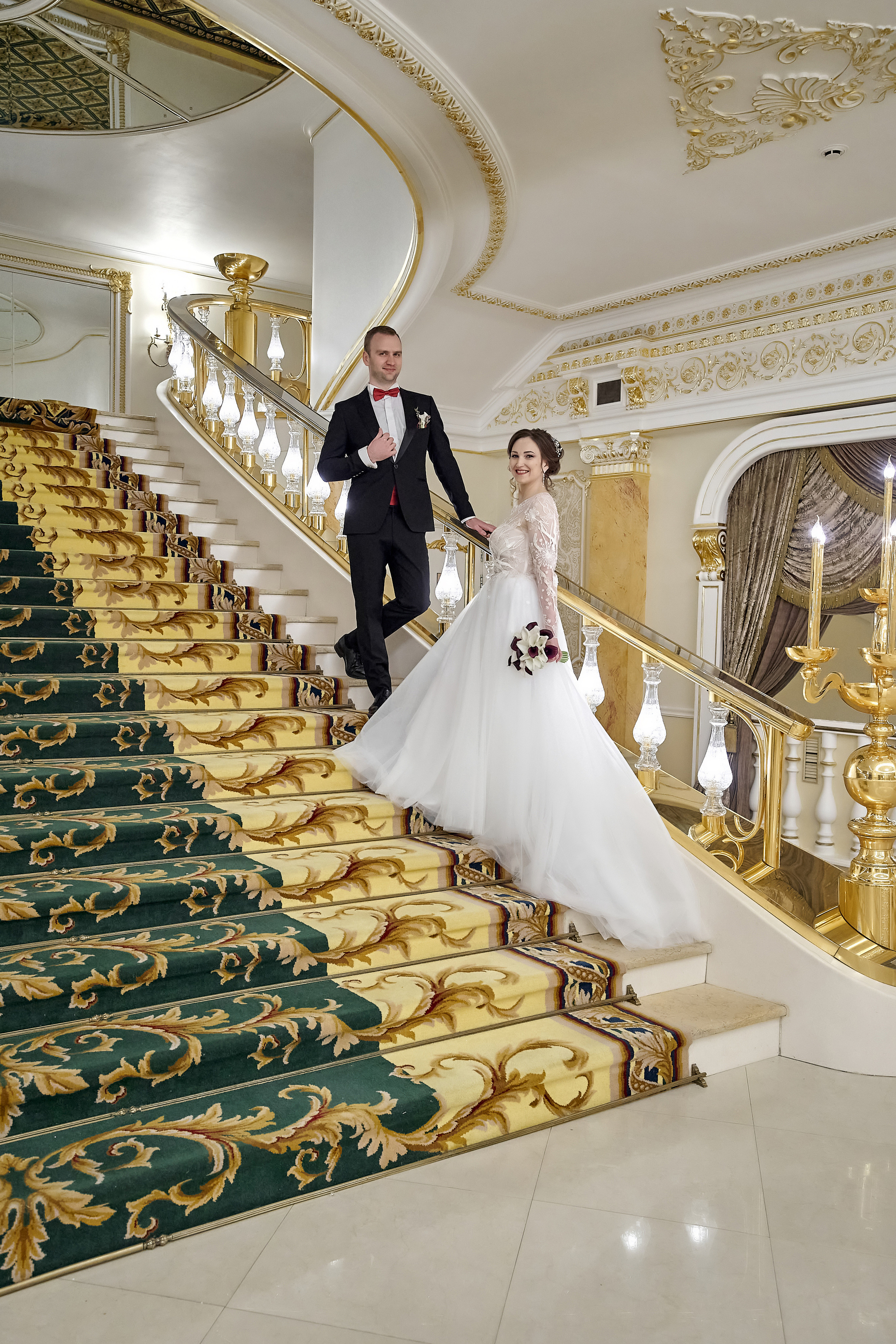 Молодожены позируют на золотой лестнице во дворце Сафиса Свадебная фотосъемка в Москве. Свадебный фотограф в Москве Сергей Гаварос. — Круто снимаю любые свадьбы! — Помогу с позированием и подбором локаций Доступные цены.