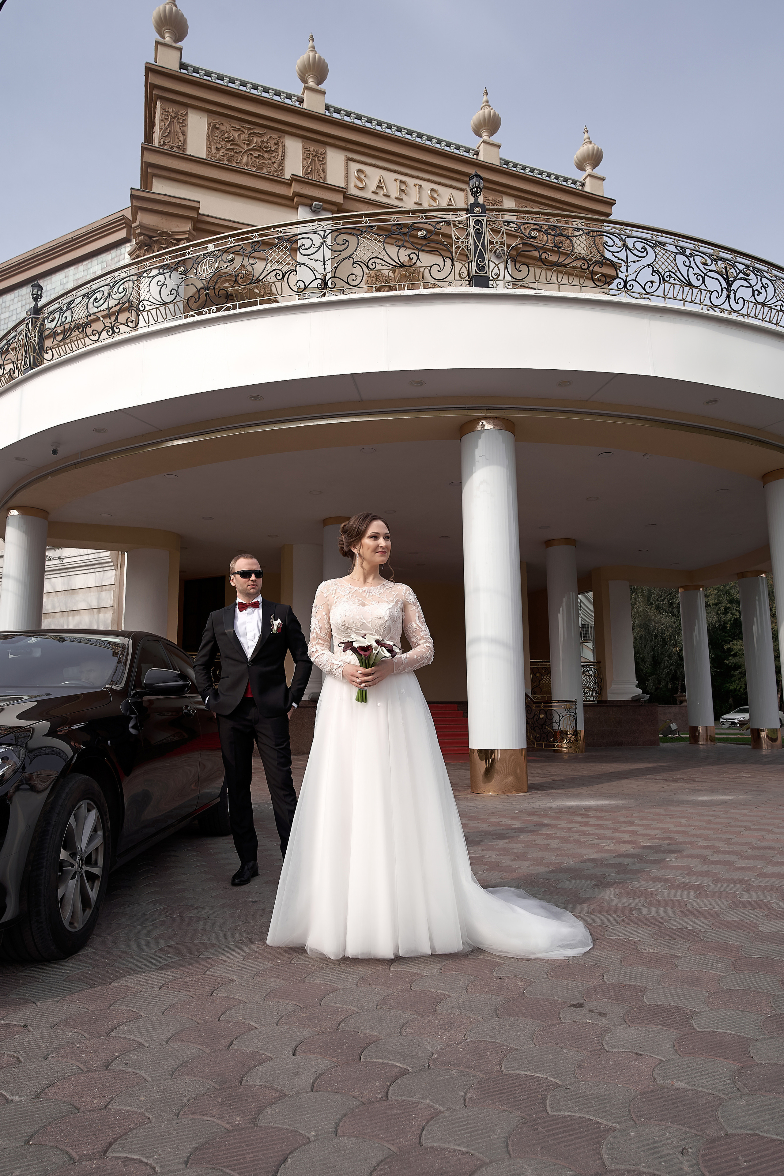 Молодожены на фоне дворца Софиса Свадебная фотосъемка в Москве. Свадебный фотограф в Москве Сергей Гаварос. — Круто снимаю любые свадьбы! — Помогу с позированием и подбором локаций Доступные цены.