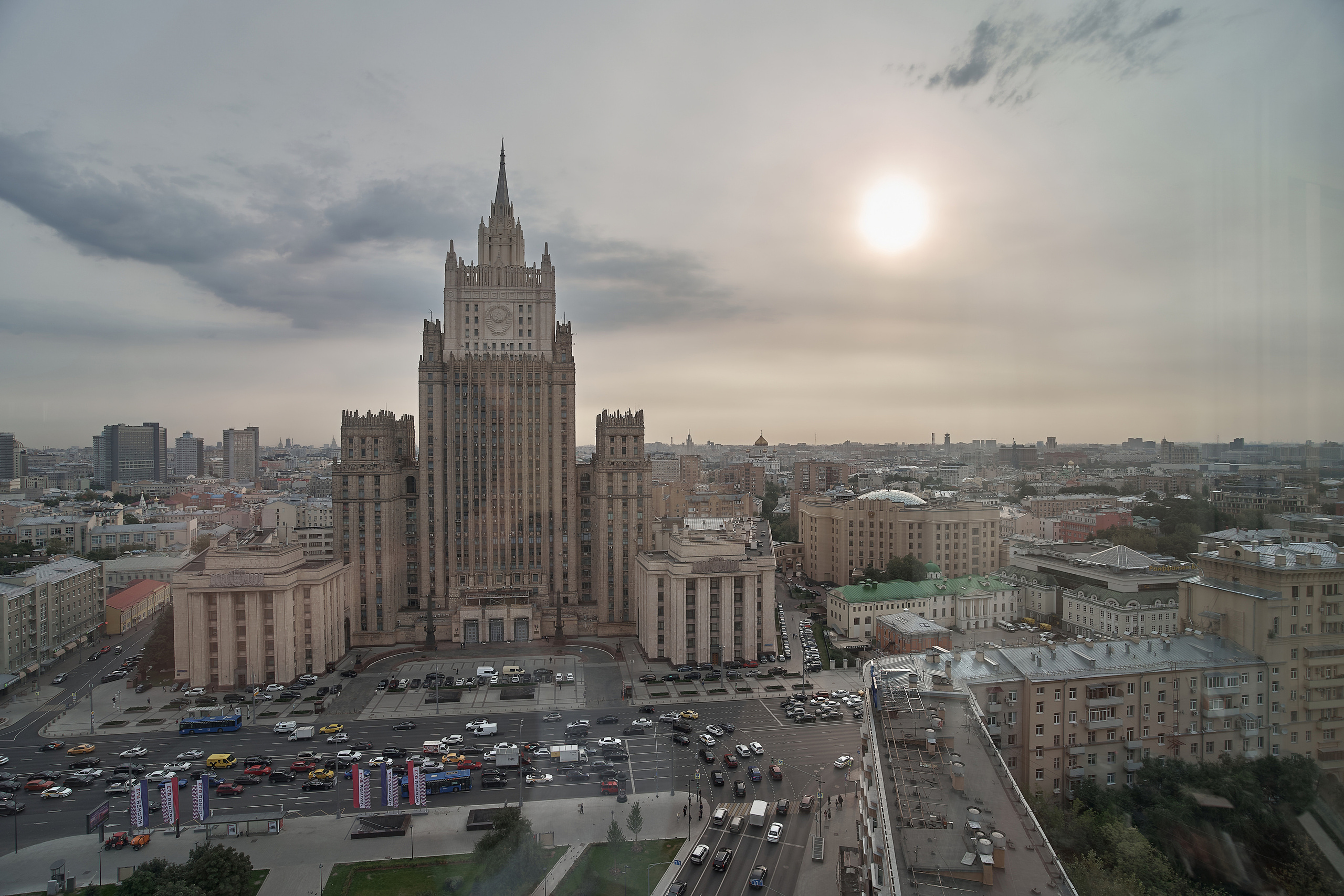 Утренний городской пейзаж из окон отеля Золотое кольцо Свадебная фотосъемка в Москве. Свадебный фотограф в Москве Сергей Гаварос. — Круто снимаю любые свадьбы! — Помогу с позированием и подбором локаций Доступные цены.
