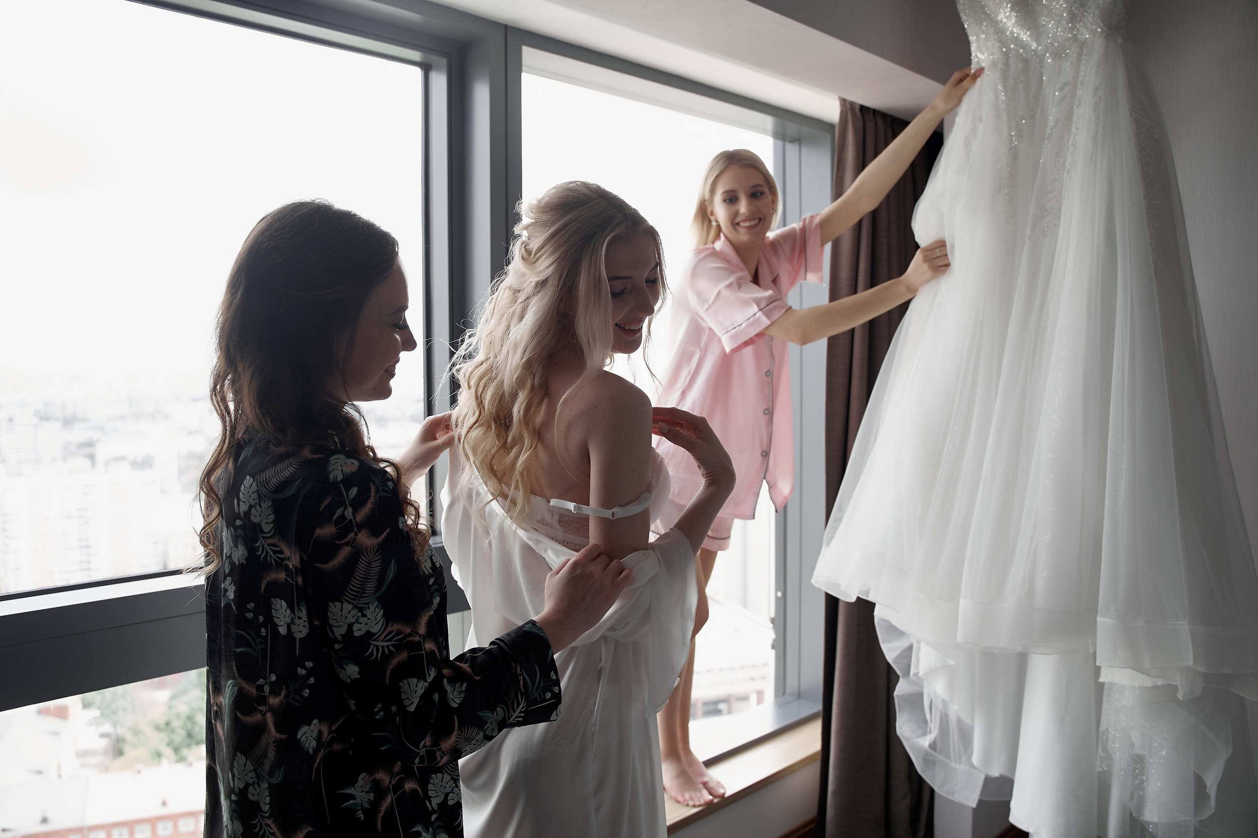 Подруги одевают на невесту свадебное платье Свадебная фотосъемка в Москве. Свадебный фотограф в Москве  Сергей Гаварос.