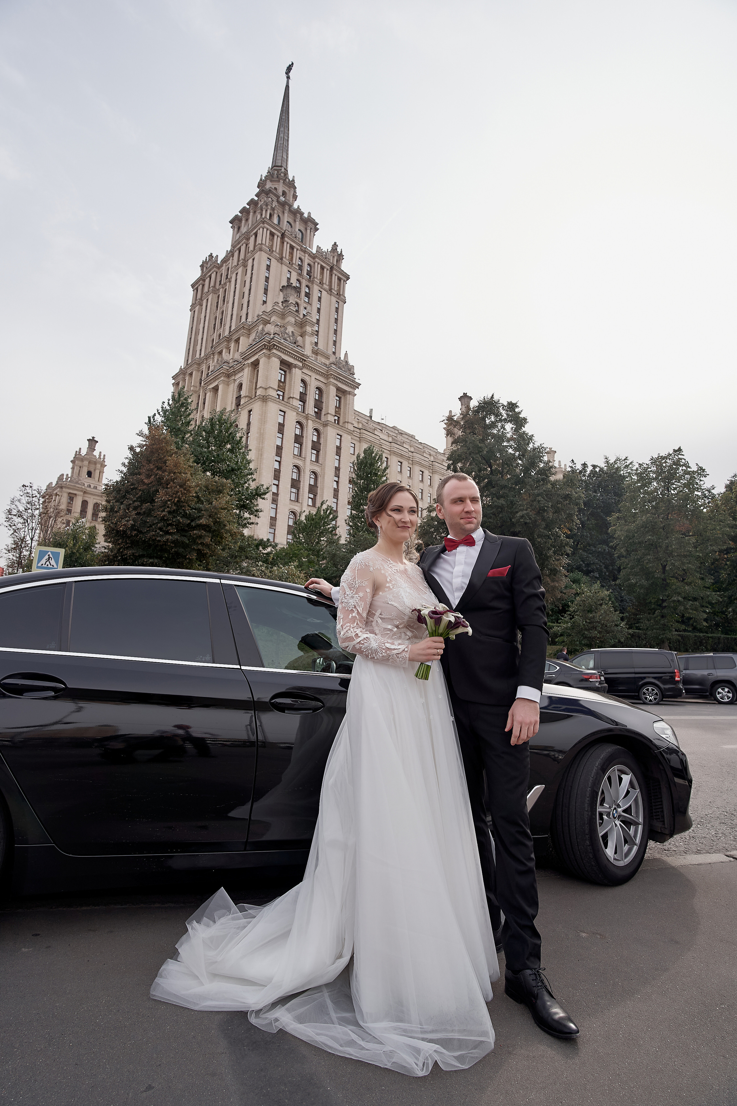 Молодожены на фоне гостиницы Украина и свадебного автомобиля Свадебная фотосъемка в Москве. Свадебный фотограф в Москве Сергей Гаварос.  