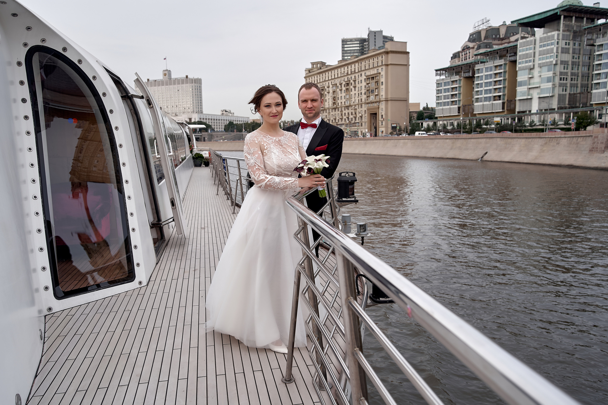 Молодожены на борту прогулочного теплохода на фоне Москвы Свадебная фотосъемка в Москве. Свадебный фотограф в Москве Сергей Гаварос.