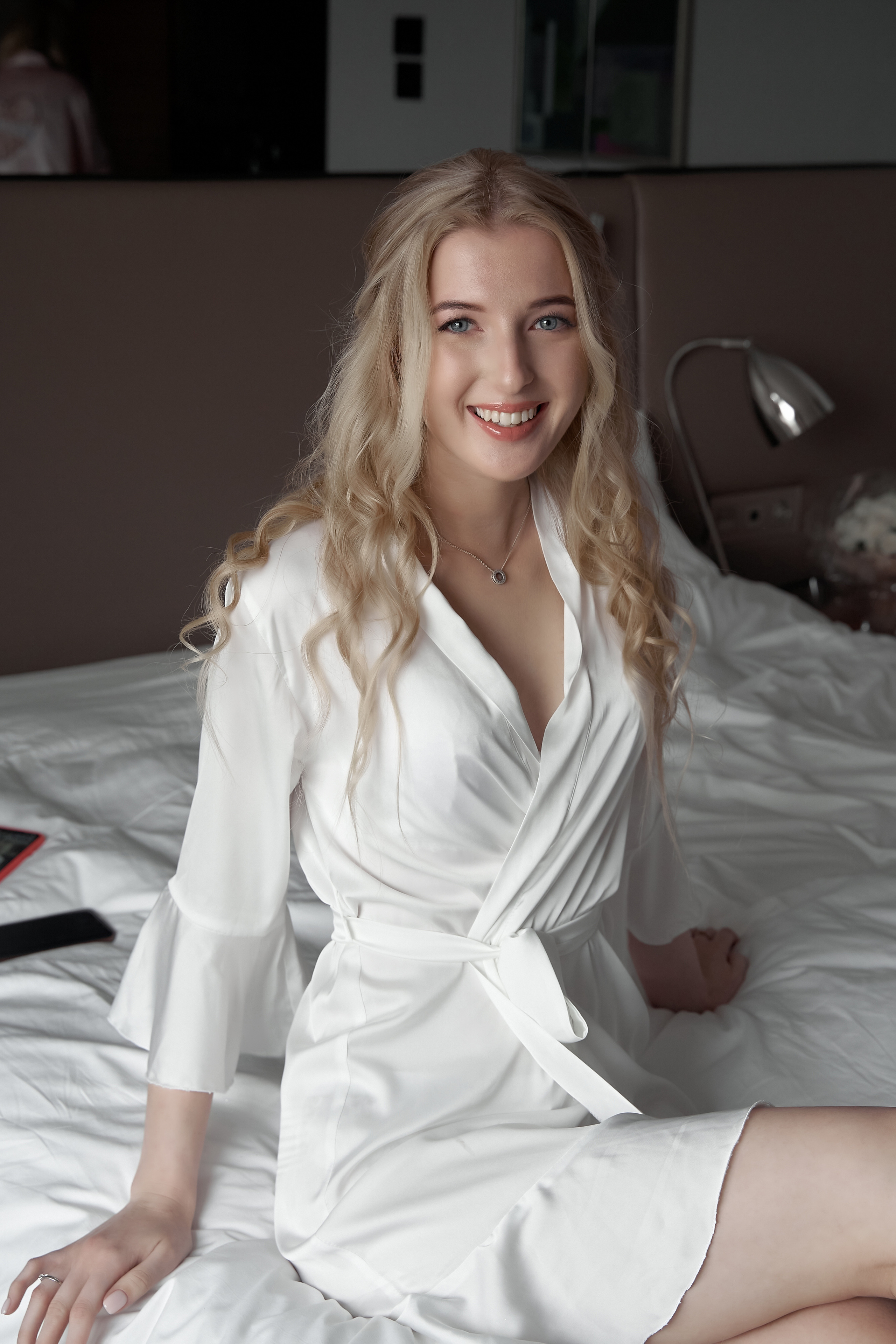 Портрет невесты на постели в отеле. утро. Свадебная фотосъемка в Москве. Свадебный фотограф в Москве  Сергей Гаварос.