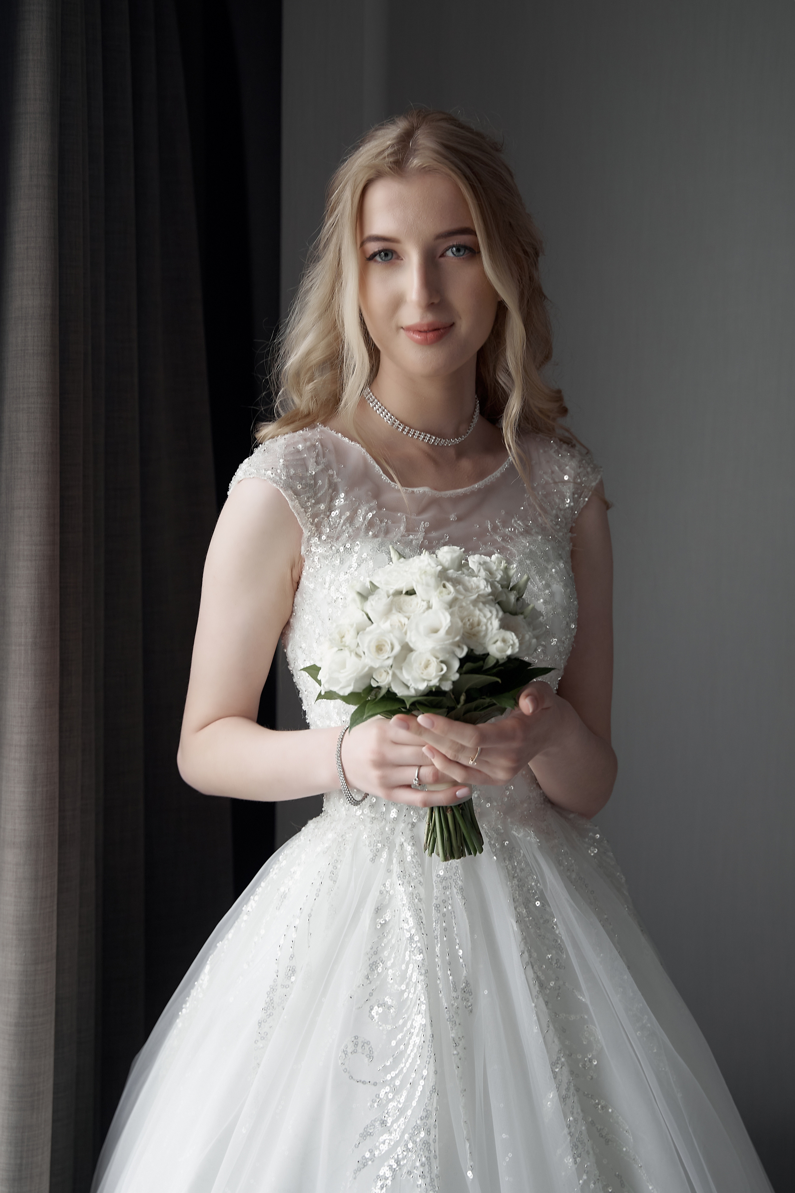 невеста с букетом у окна Свадебная фотосъемка в Москве. Свадебный фотограф в Москве  Сергей Гаварос.