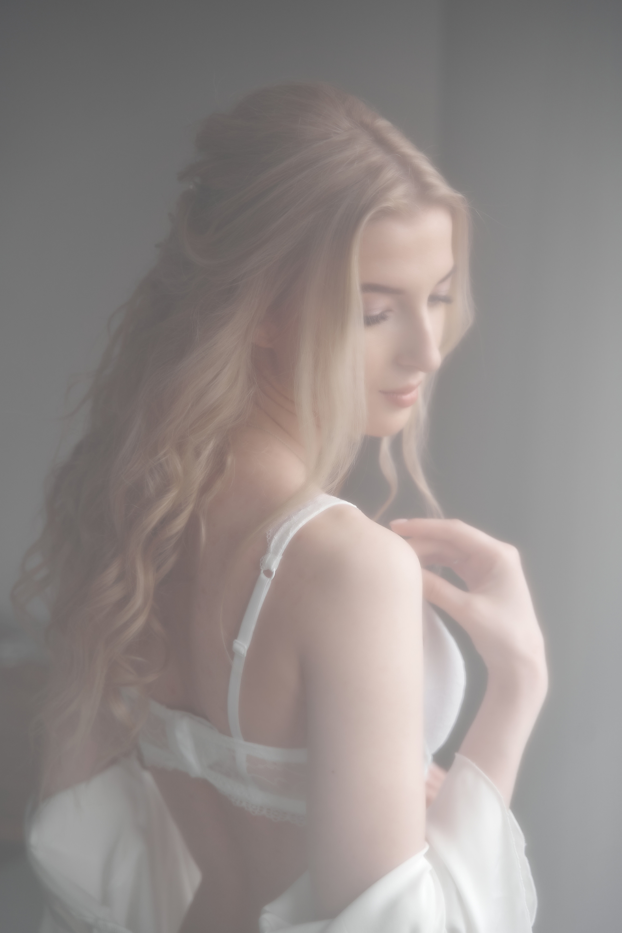 портрет невесты с распущенными волосами и  открытыми плечами утром  Свадебная фотосъемка в Москве. Свадебный фотограф в Москве  Сергей Гаварос.