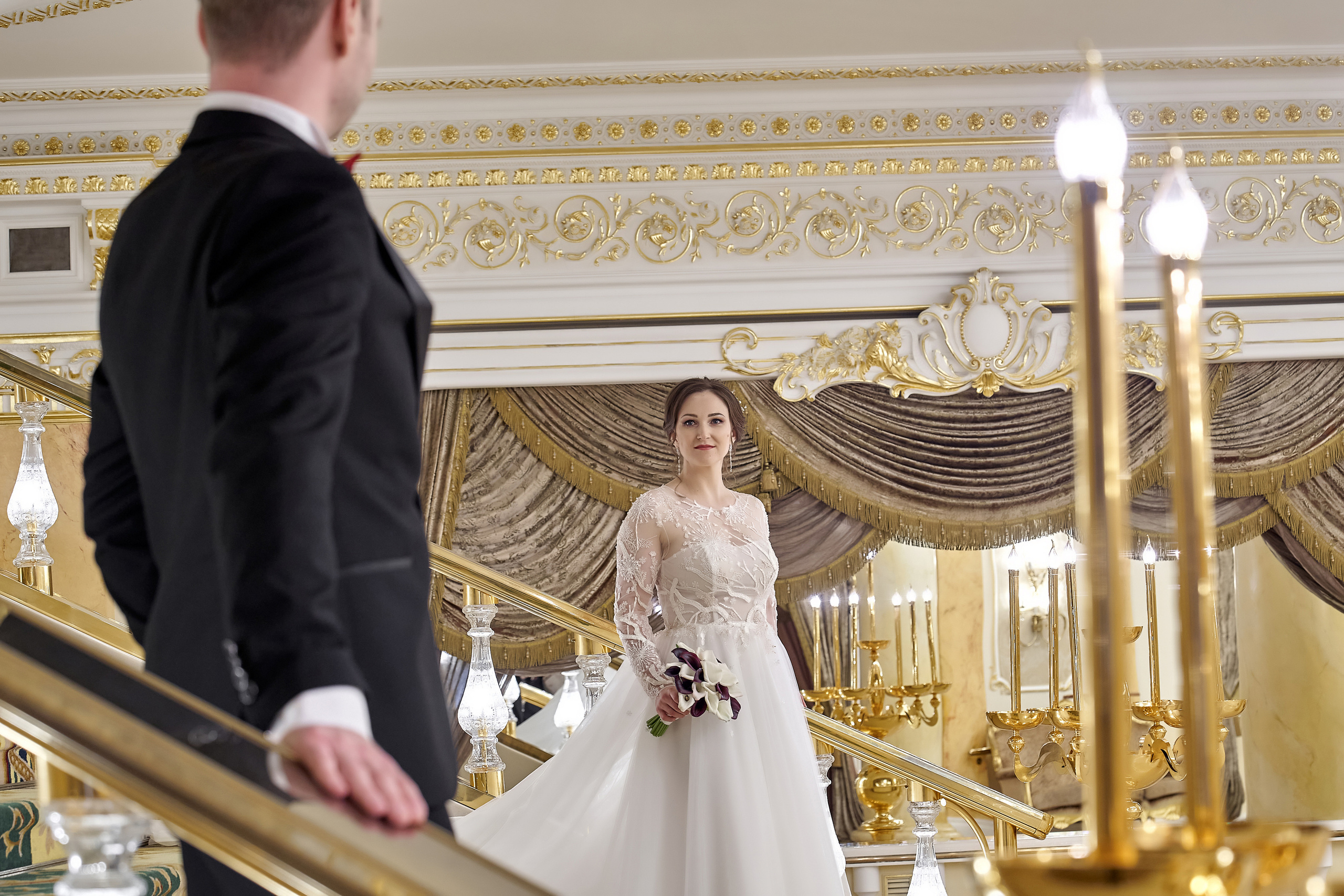 Невеста и жених на красивой золотой лестнице Свадебная фотосъемка в Москве. Свадебный фотограф в Москве Сергей Гаварос. — Круто снимаю любые свадьбы! — Помогу с позированием и подбором локаций Доступные цены.