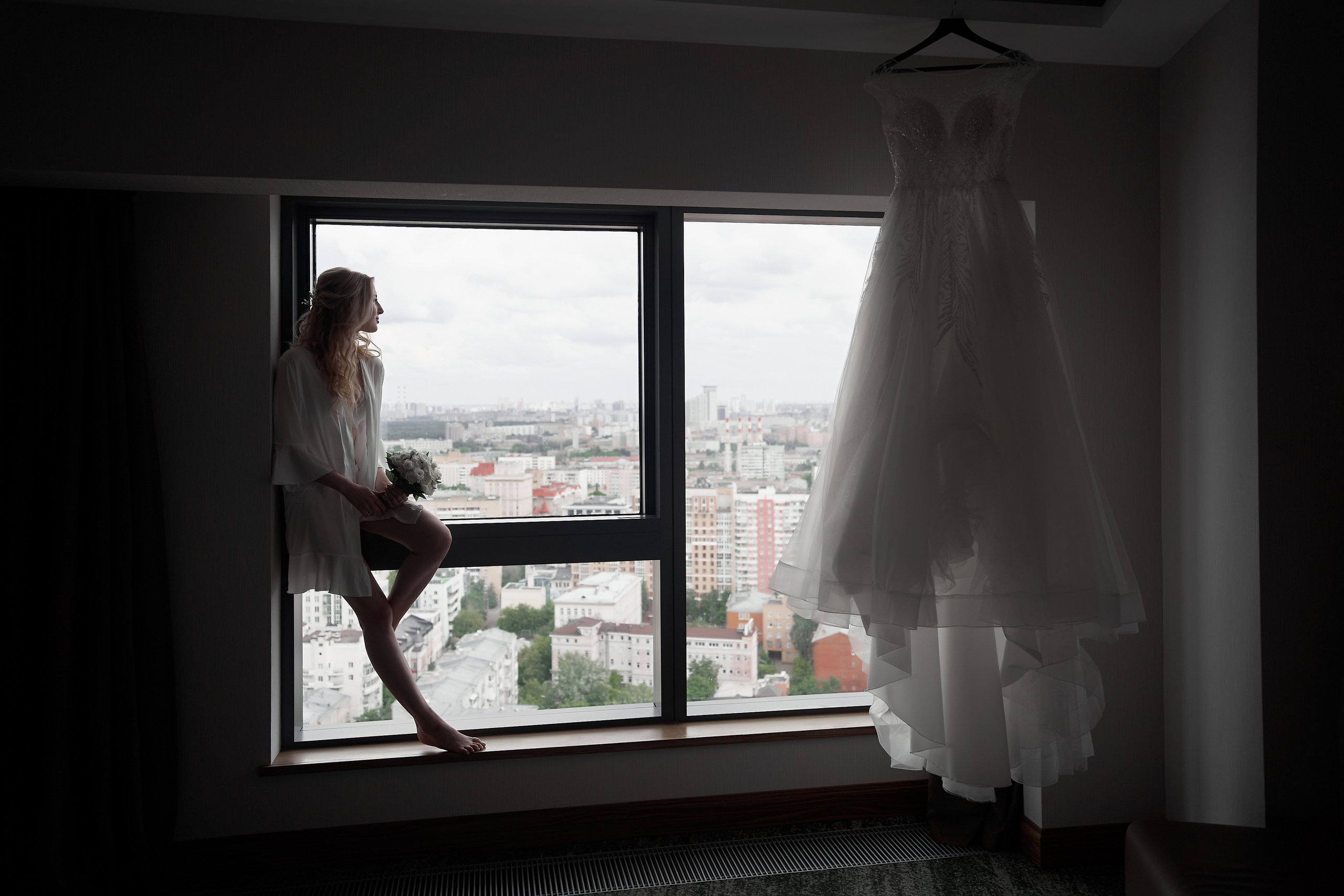Силуэт невесты у окна Свадебная фотосъемка в Москве. Свадебный фотограф в Москве  Сергей Гаварос.