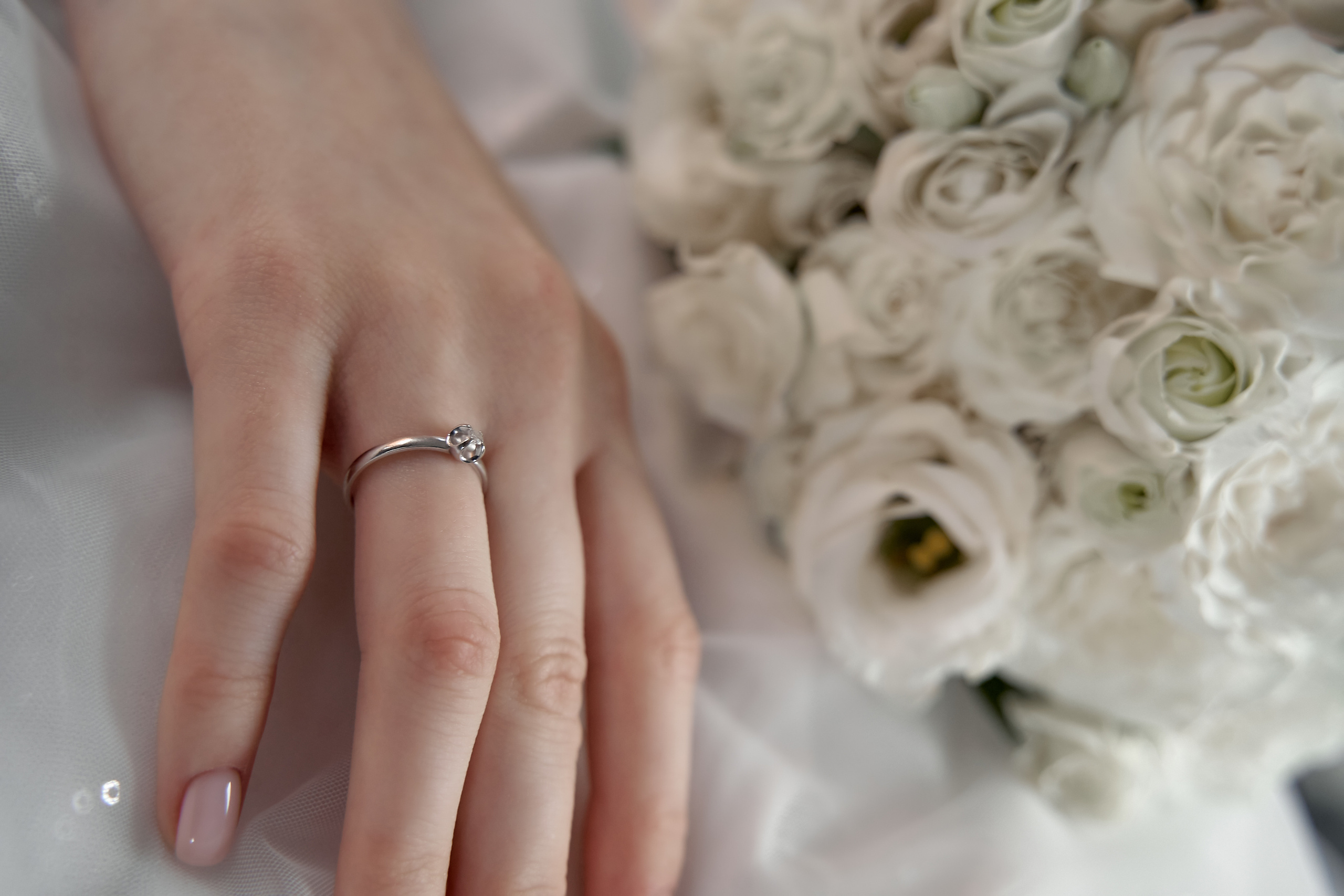 Букет невесты и ладошка невесты с помолвочным кольцом  Свадебная фотосъемка в Москве. Свадебный фотограф в Москве  Сергей Гаварос.