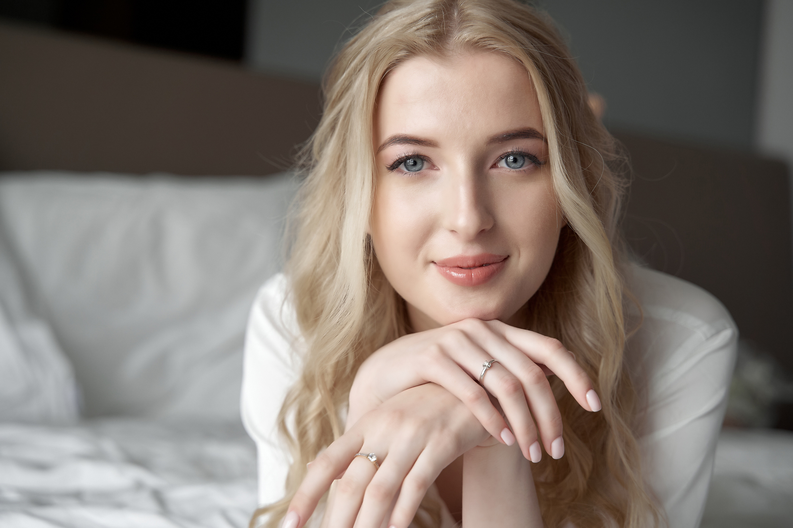 Портрет невесты на постели. крупный план. утро невесты Свадебная фотосъемка в Москве. Свадебный фотограф в Москве  Сергей Гаварос.