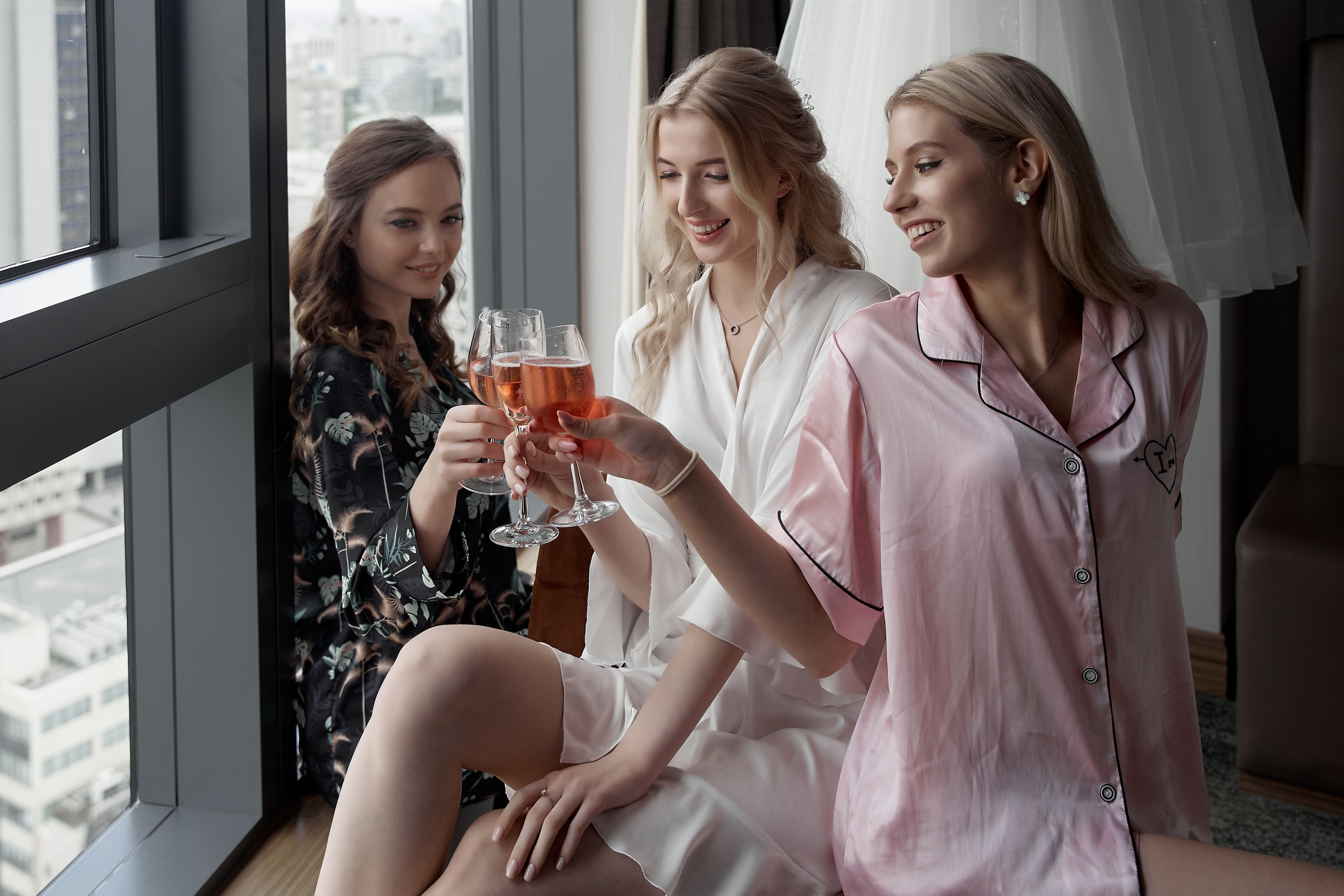 невеста с подругами у окна пьет утром шампанское Свадебная фотосъемка в Москве. Свадебный фотограф в Москве  Сергей Гаварос.