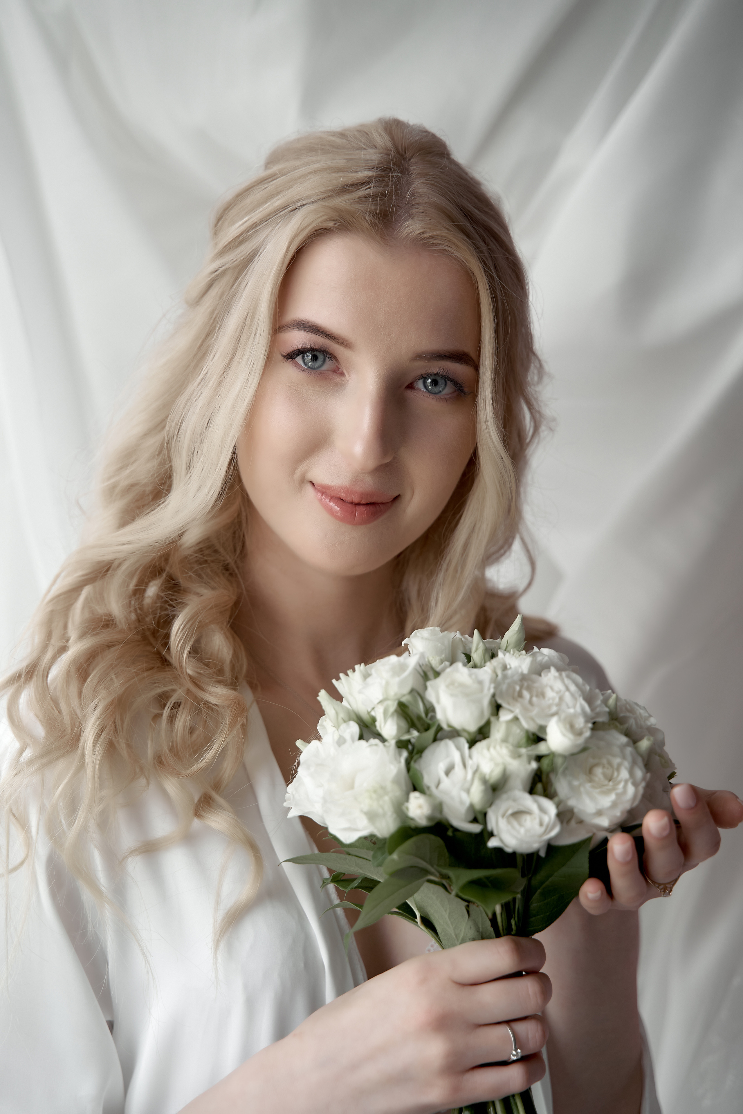 Невеста утром с букетом. Свадебная фотосъемка в Москве. Свадебный фотограф в Москве  Сергей Гаварос.