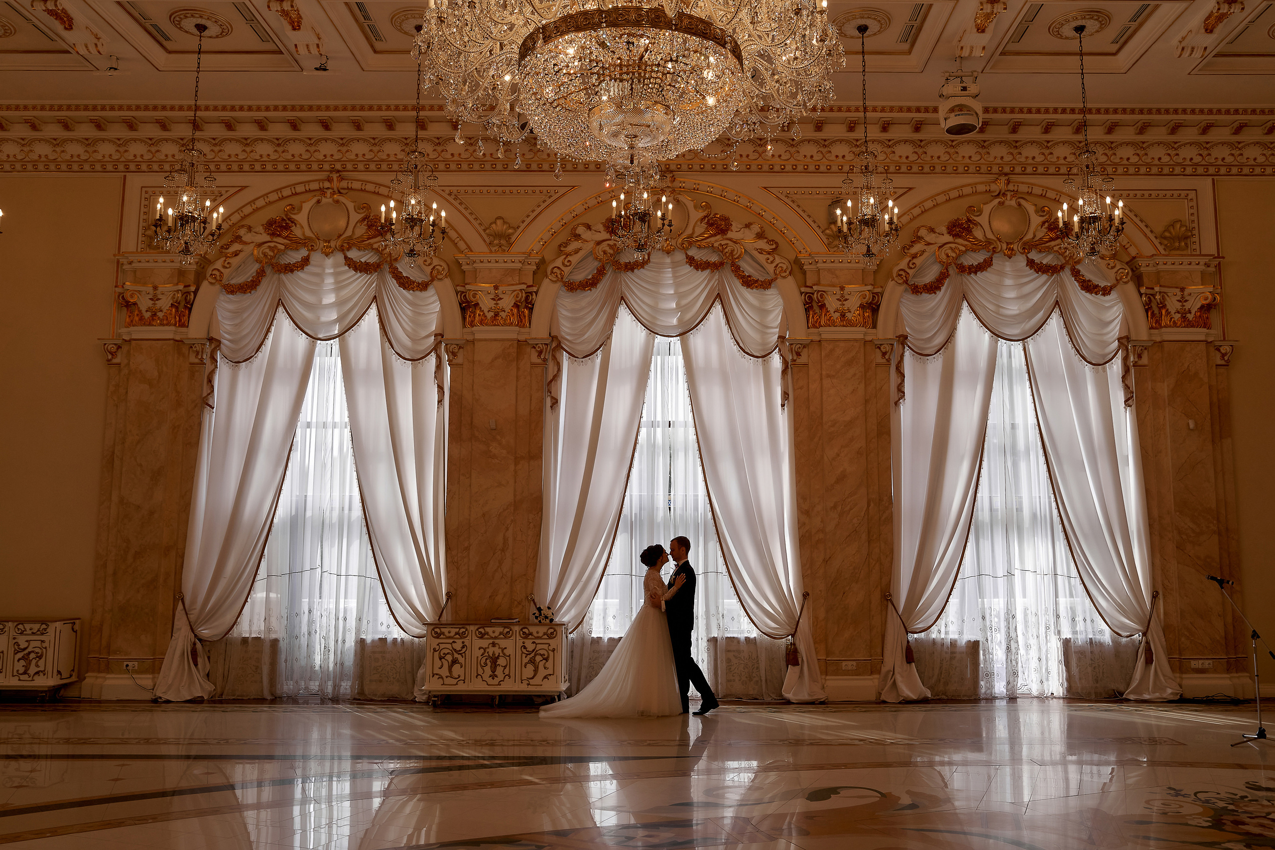 силует молодоженов на фоне красивых окон во дворце Сафиса Свадебная фотосъемка в Москве. Свадебный фотограф в Москве Сергей Гаварос. 