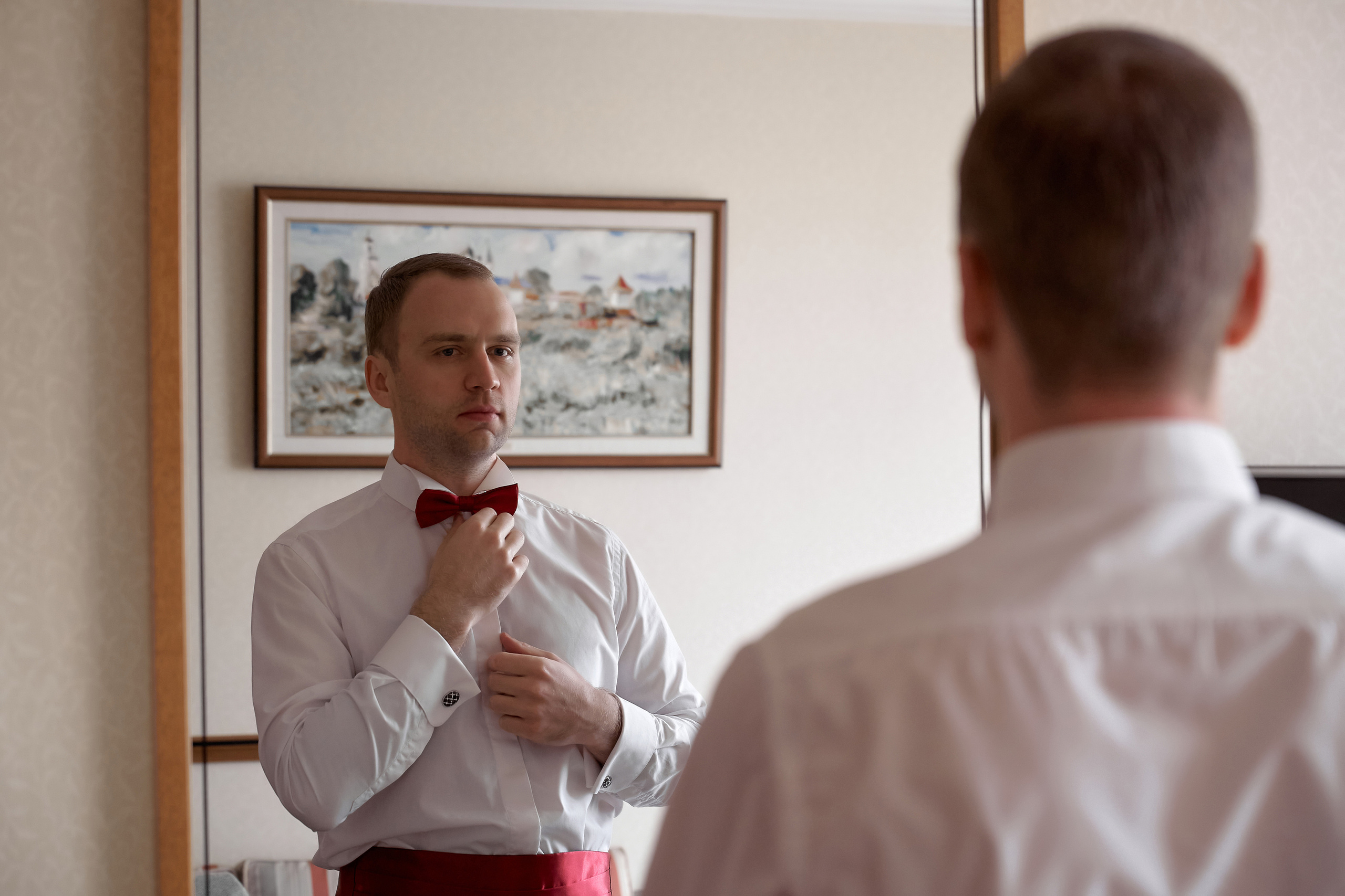 Жених завязывает бабочку у зеркала Свадебная фотосъемка в Москве. Свадебный фотограф в Москве Сергей Гаварос. — Круто снимаю любые свадьбы! — Помогу с позированием и подбором локаций Доступные цены.