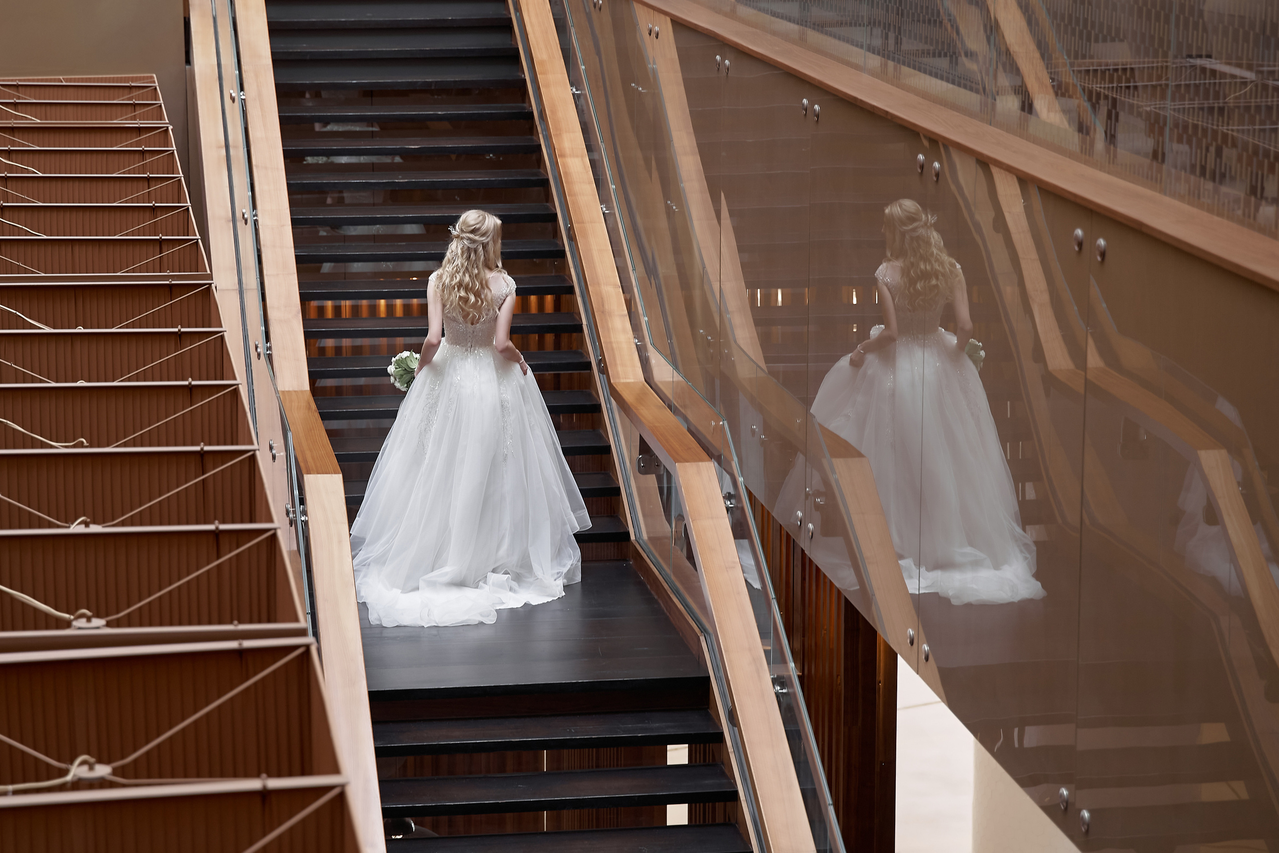Невеста поднимается по лестнице отражаясь в зеркале. Свадебная фотосъемка в Москве. Свадебный фотограф в Москве  Сергей Гаварос.
