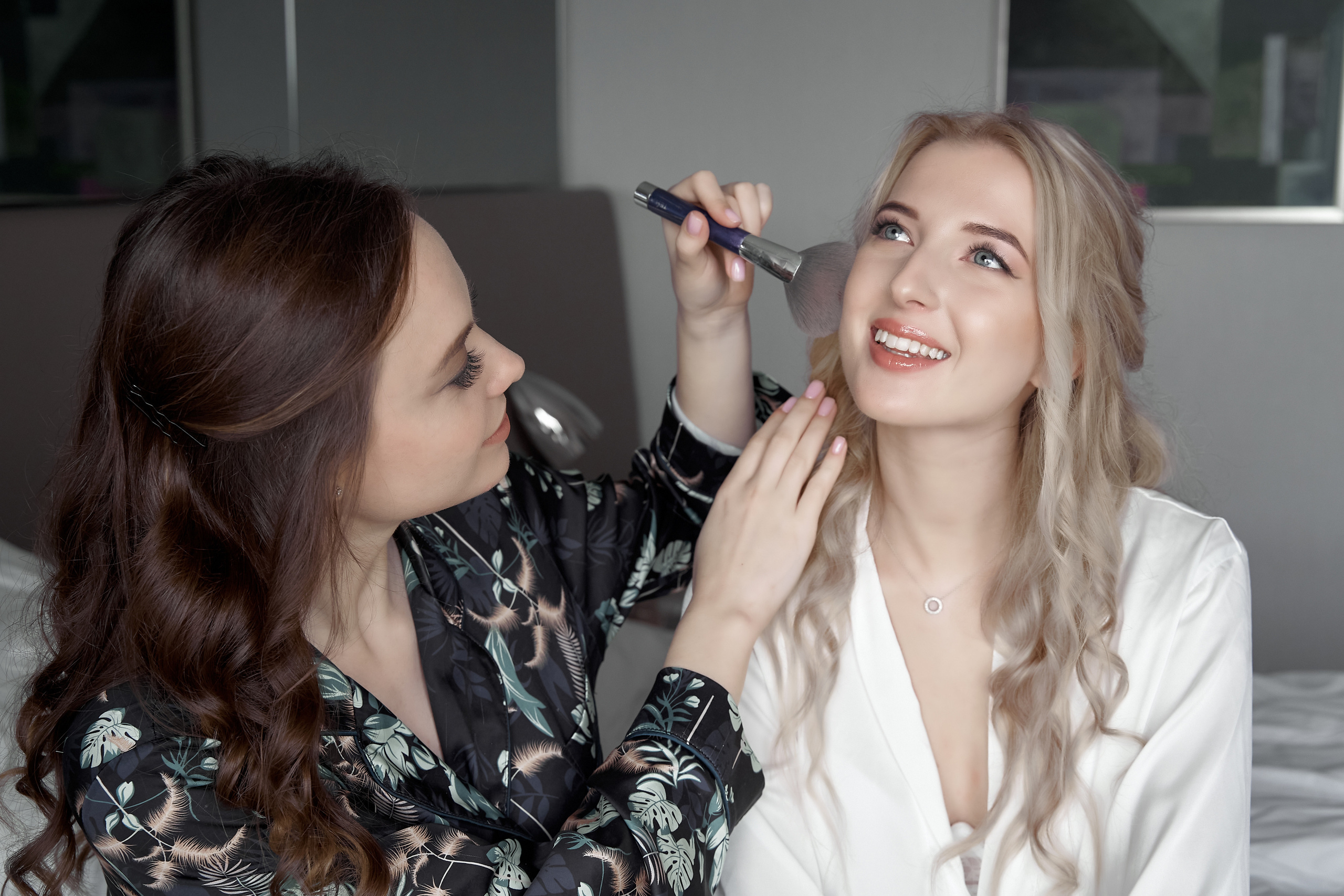 Подруга красит невесту утром. Свадебная фотосъемка в Москве. Свадебный фотограф в Москве  Сергей Гаварос.