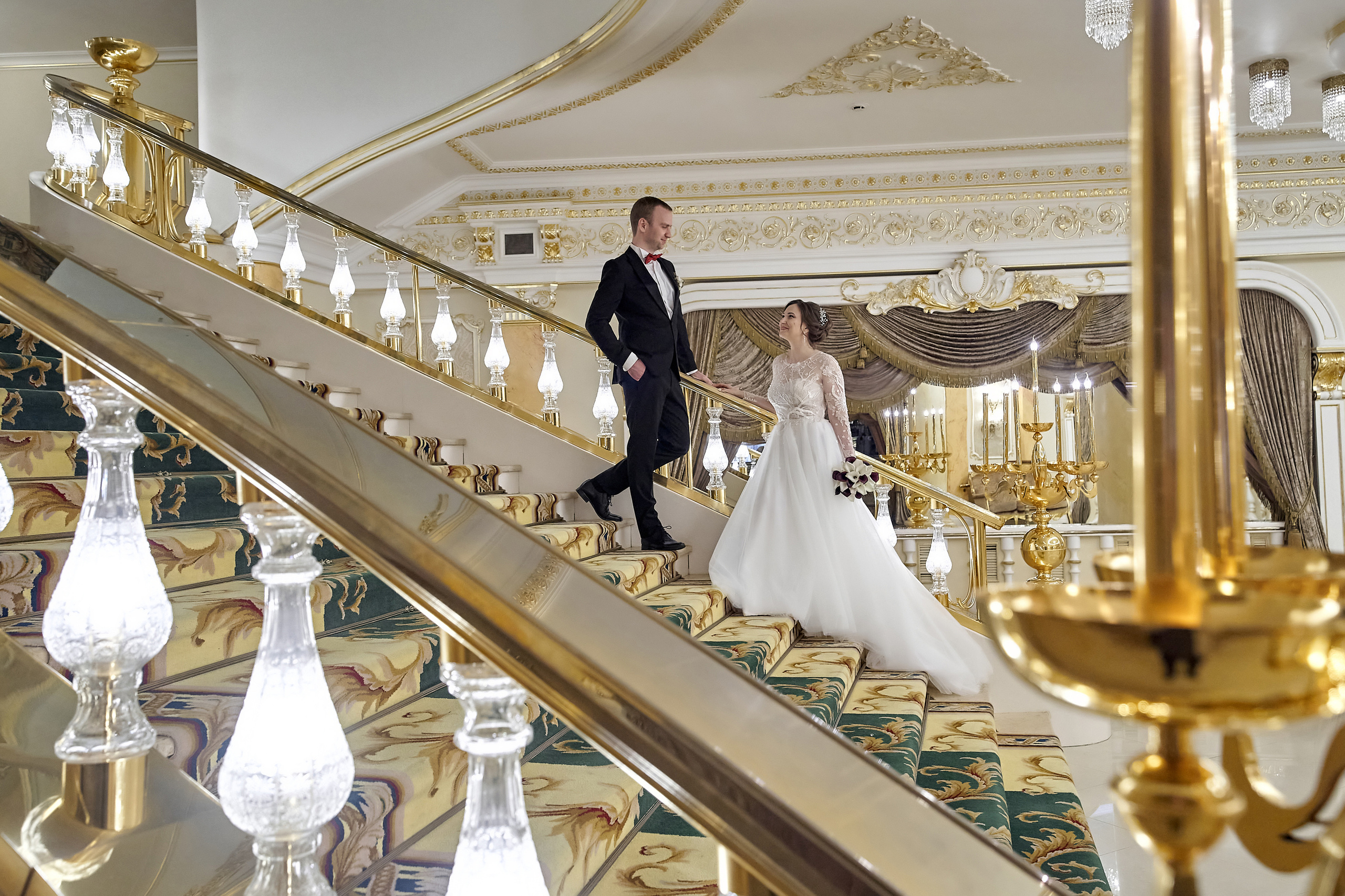 Молодожены на красивой золотой лестнице. Свадебная фотосъемка в Москве. Свадебный фотограф в Москве Сергей Гаварос. — Круто снимаю любые свадьбы! — Помогу с позированием и подбором локаций Доступные цены.