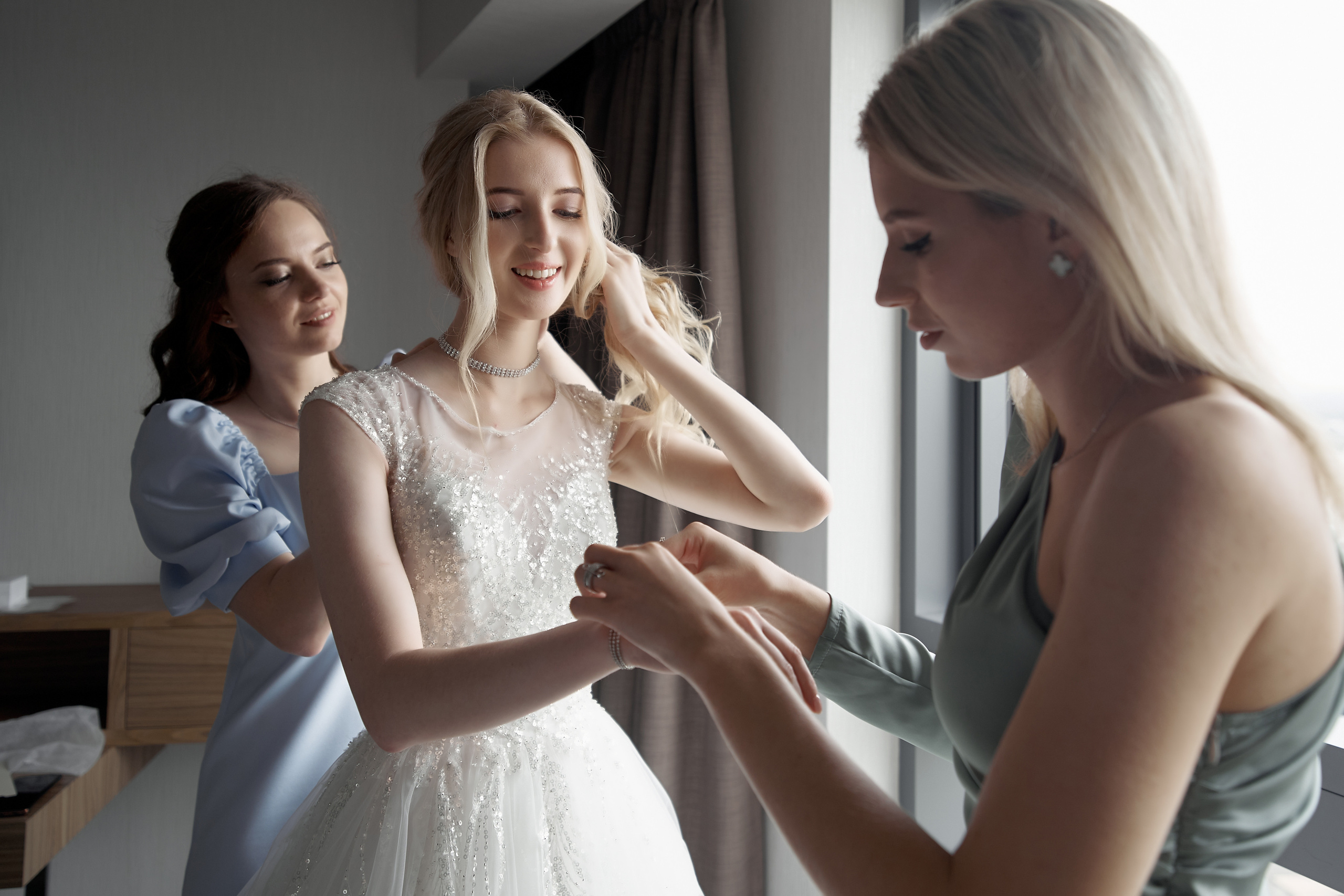 подруги помогают невесте со свадебным нарядом Свадебная фотосъемка в Москве. Свадебный фотограф в Москве  Сергей Гаварос.