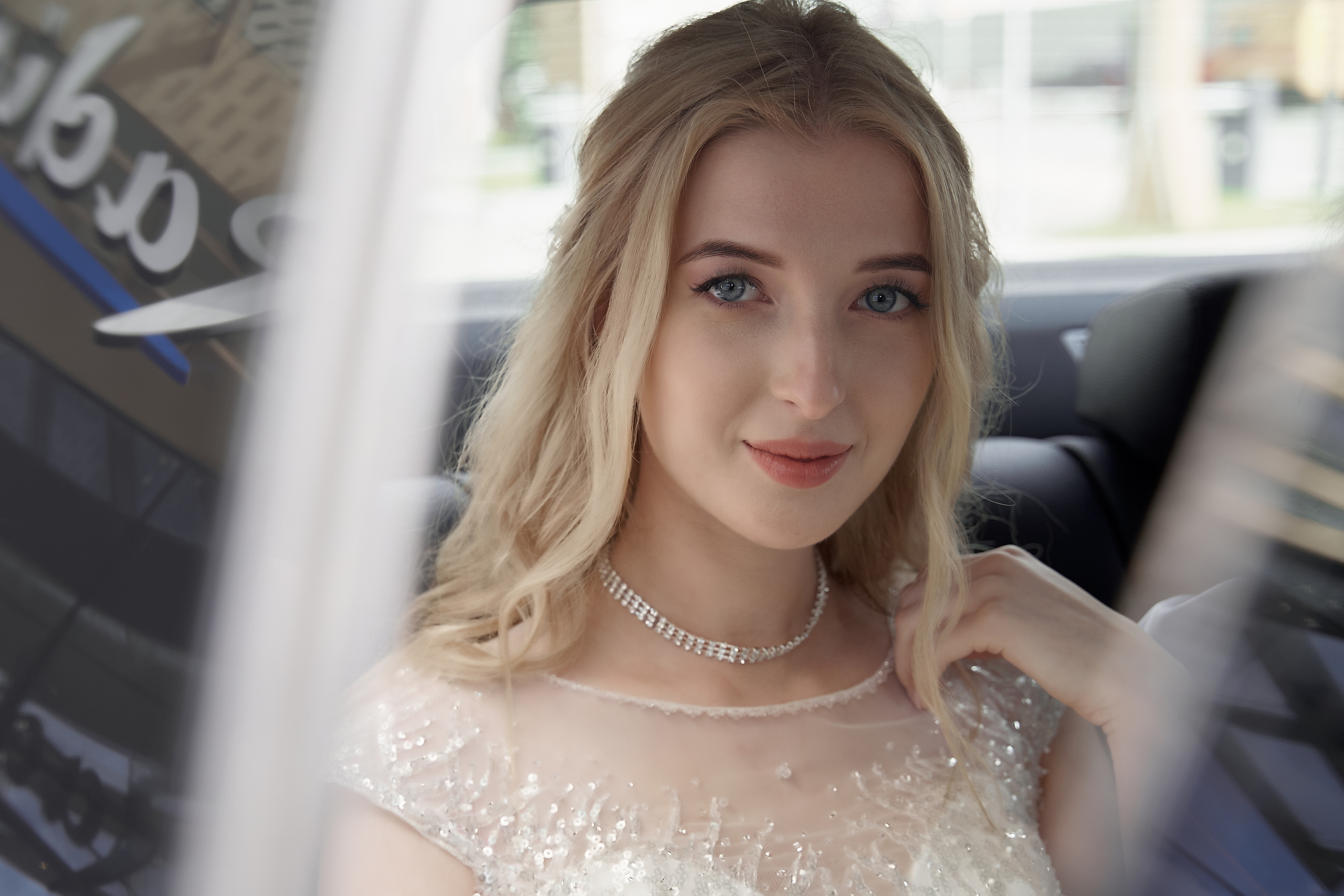 невеста едет в свадебном автомобиле в Загс. Портрет невесты с букетом Свадебная фотосъемка в Москве. Свадебный фотограф в Москве  Сергей Гаварос.