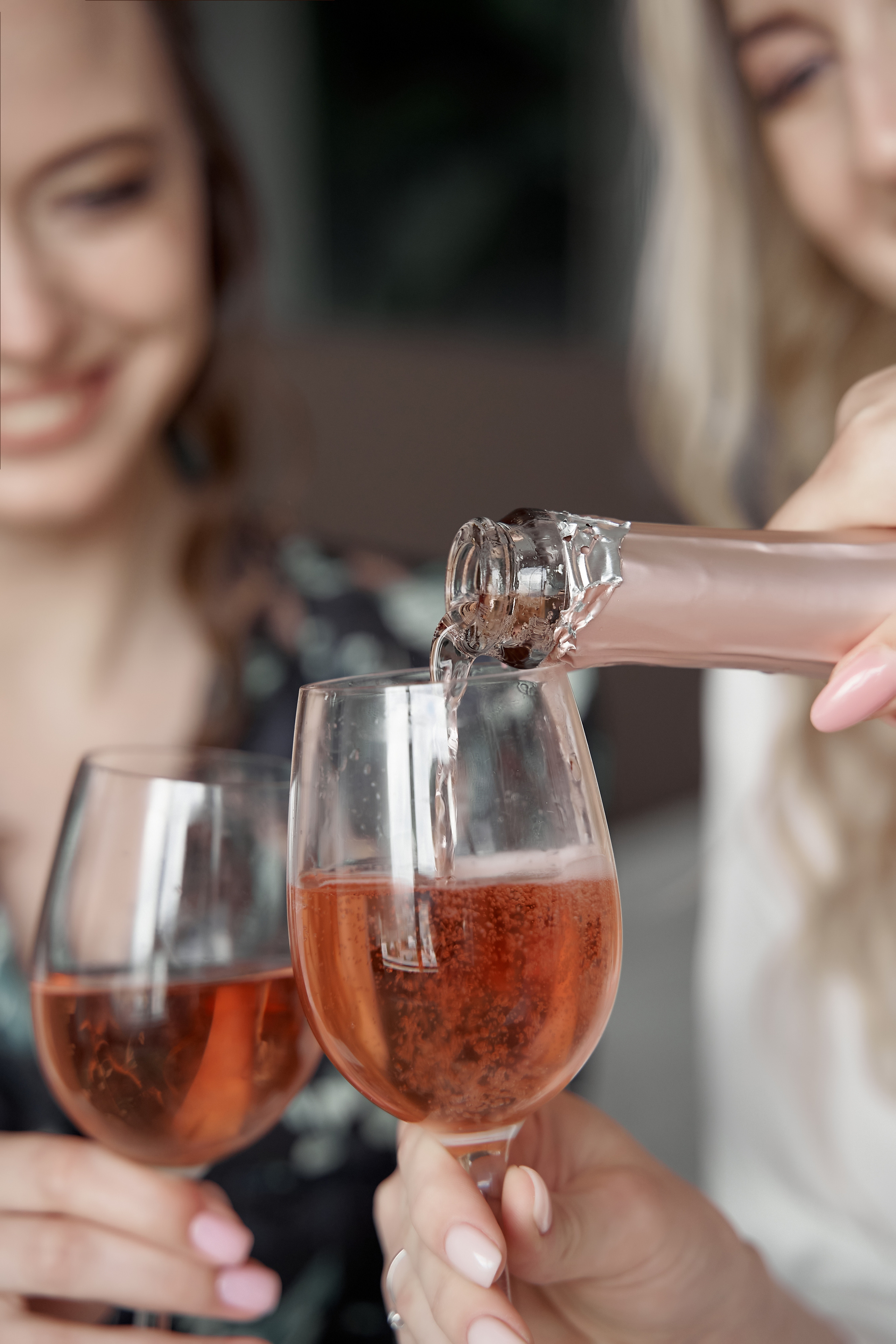 Подруги наливают невесте шапанское утром Свадебная фотосъемка в Москве. Свадебный фотограф в Москве  Сергей Гаварос.