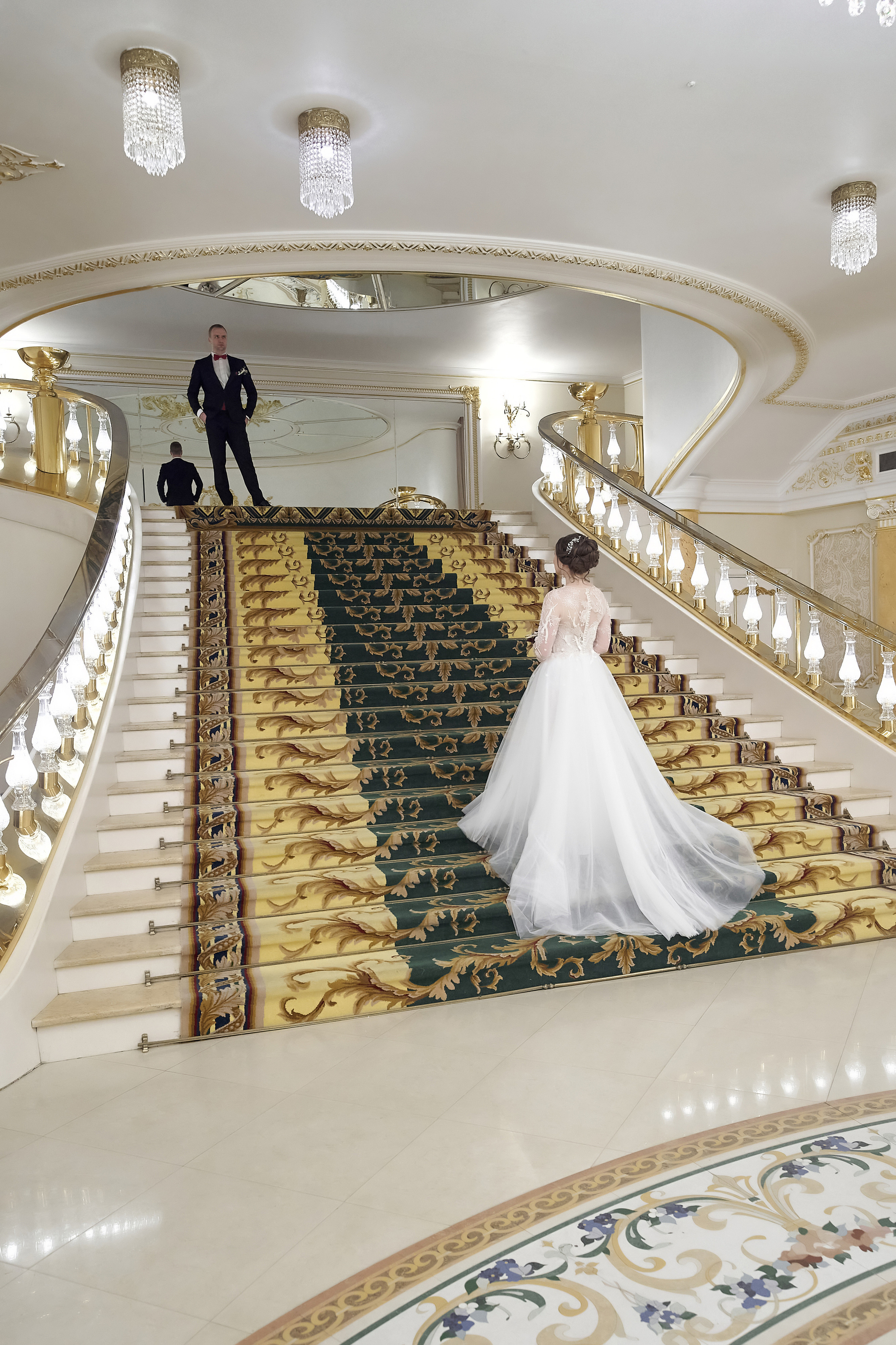 Невеста поднимается к жениху по красивой золотой лестнице  во дворце Сафиса. Свадебная фотосъемка в Москве. Свадебный фотограф в Москве Сергей Гаварос. — Круто снимаю любые свадьбы! — Помогу с позированием и подбором локаций Доступные цены.
