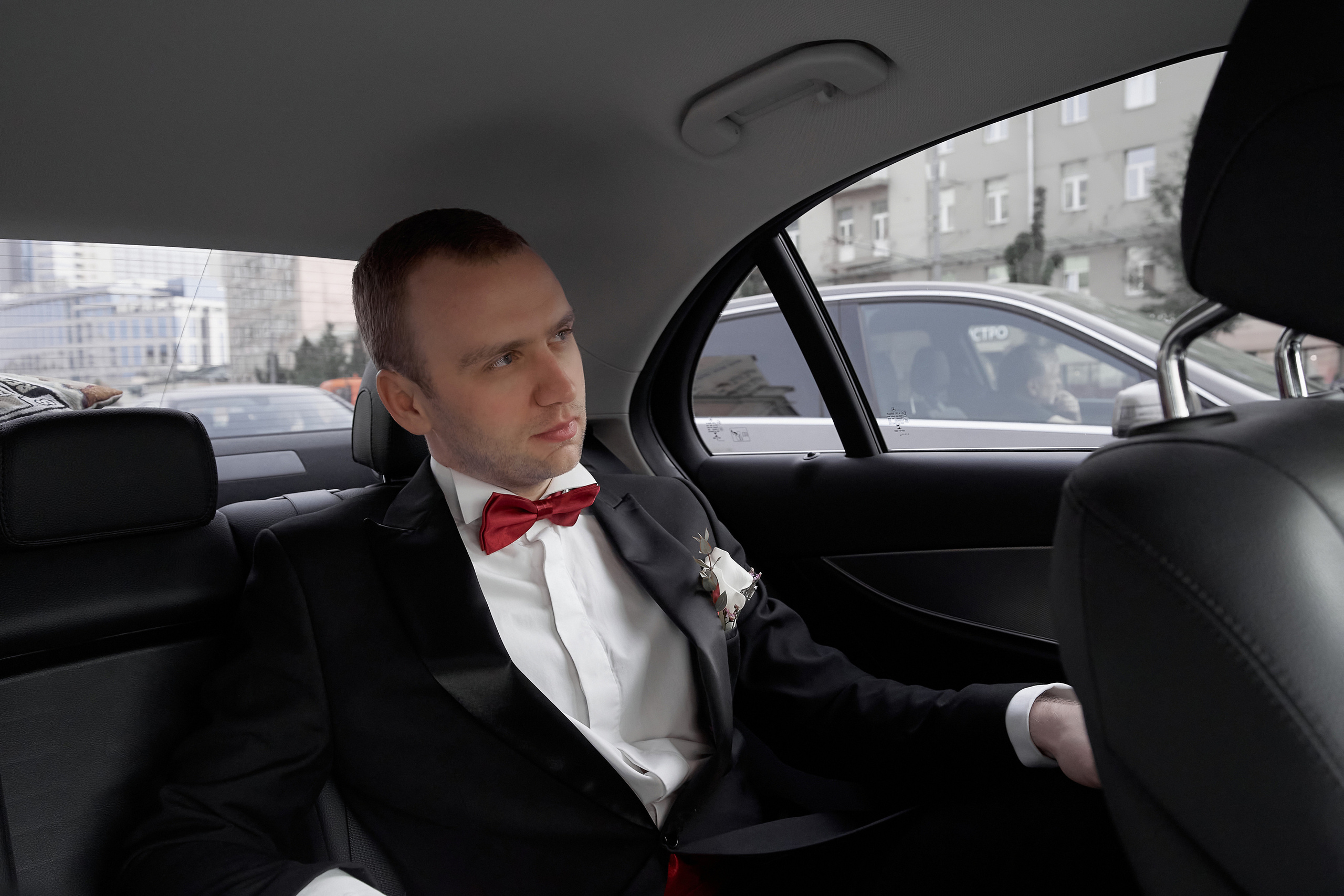 Жених едет в свадебном автомобиле и смотрит в окно Свадебная фотосъемка в Москве. Свадебный фотограф в Москве Сергей Гаварос. — Круто снимаю любые свадьбы! — Помогу с позированием и подбором локаций Доступные цены.