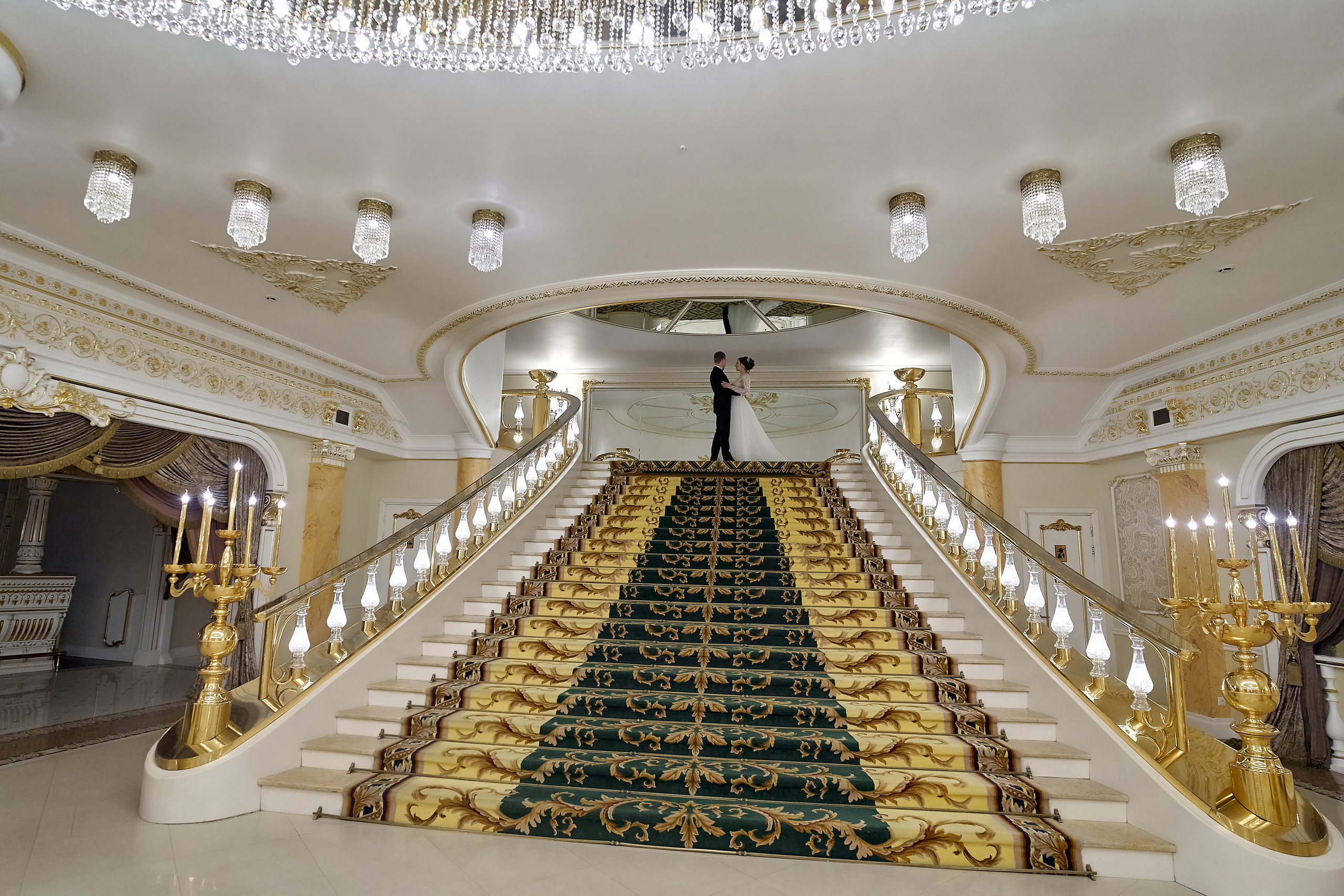 жених и невеста обнимаются на красивой золотой лестнице Свадебная фотосъемка в Москве. Свадебный фотограф в Москве Сергей Гаварос. — Круто снимаю любые свадьбы! — Помогу с позированием и подбором локаций Доступные цены.