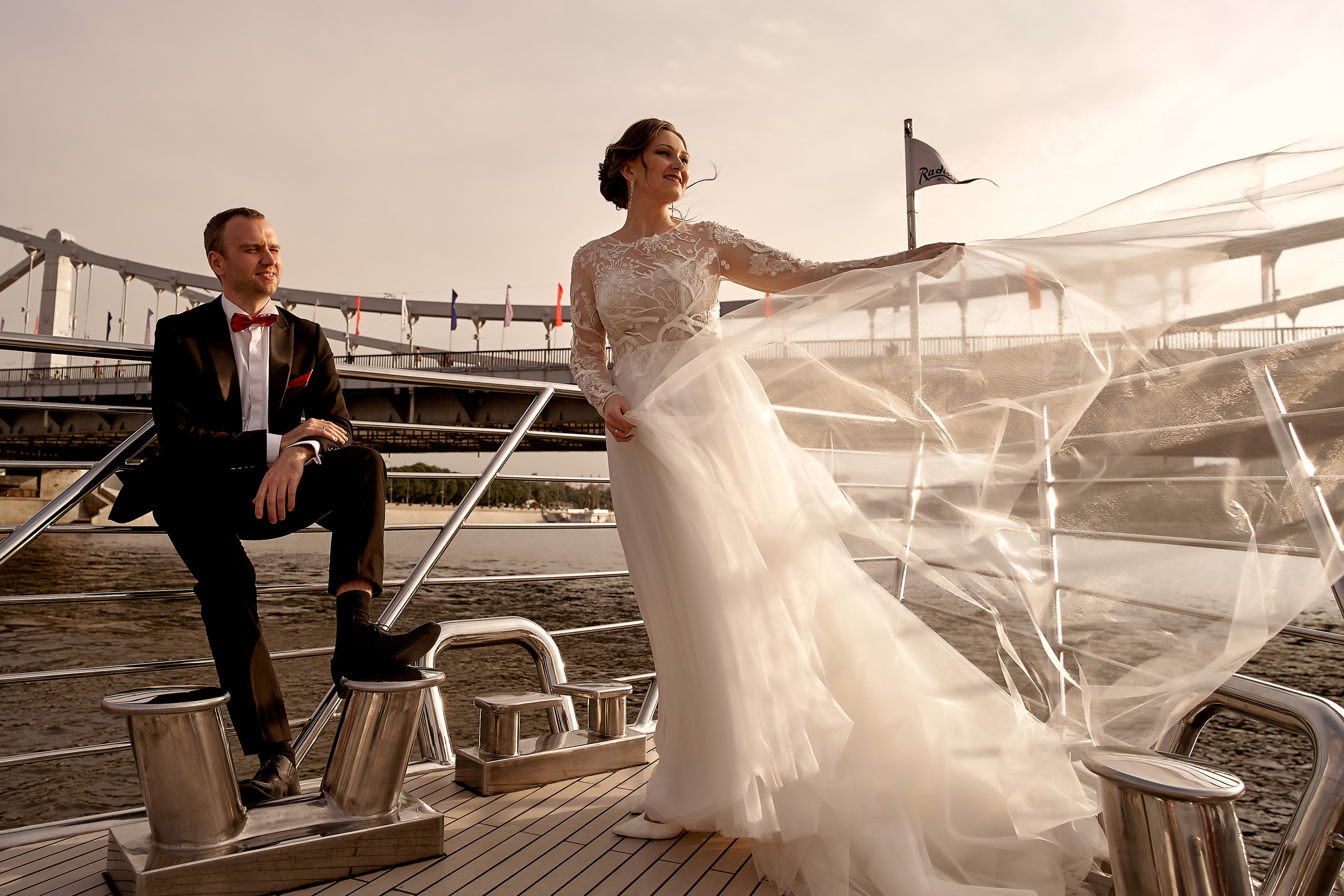 молодожены на боту теплохода  смотрят на закат Свадебная фотосъемка в Москве. Свадебный фотограф в Москве Сергей Гаварос.