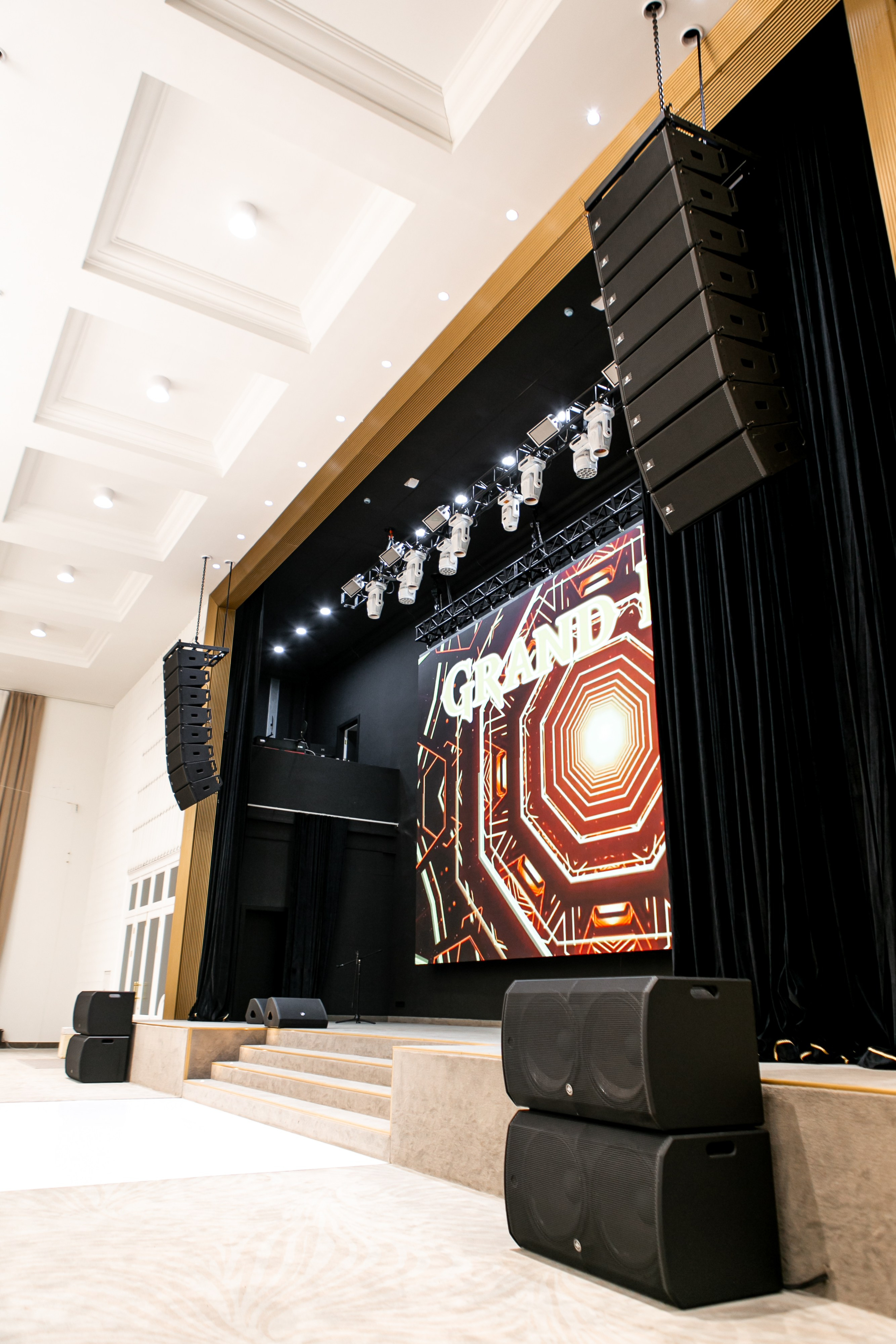 Банкетный зал Grand Holl. Контент фотограф, съемка для маркетплейсов, фуд съемка и репортажи в Новосибирске Ралия Галеева