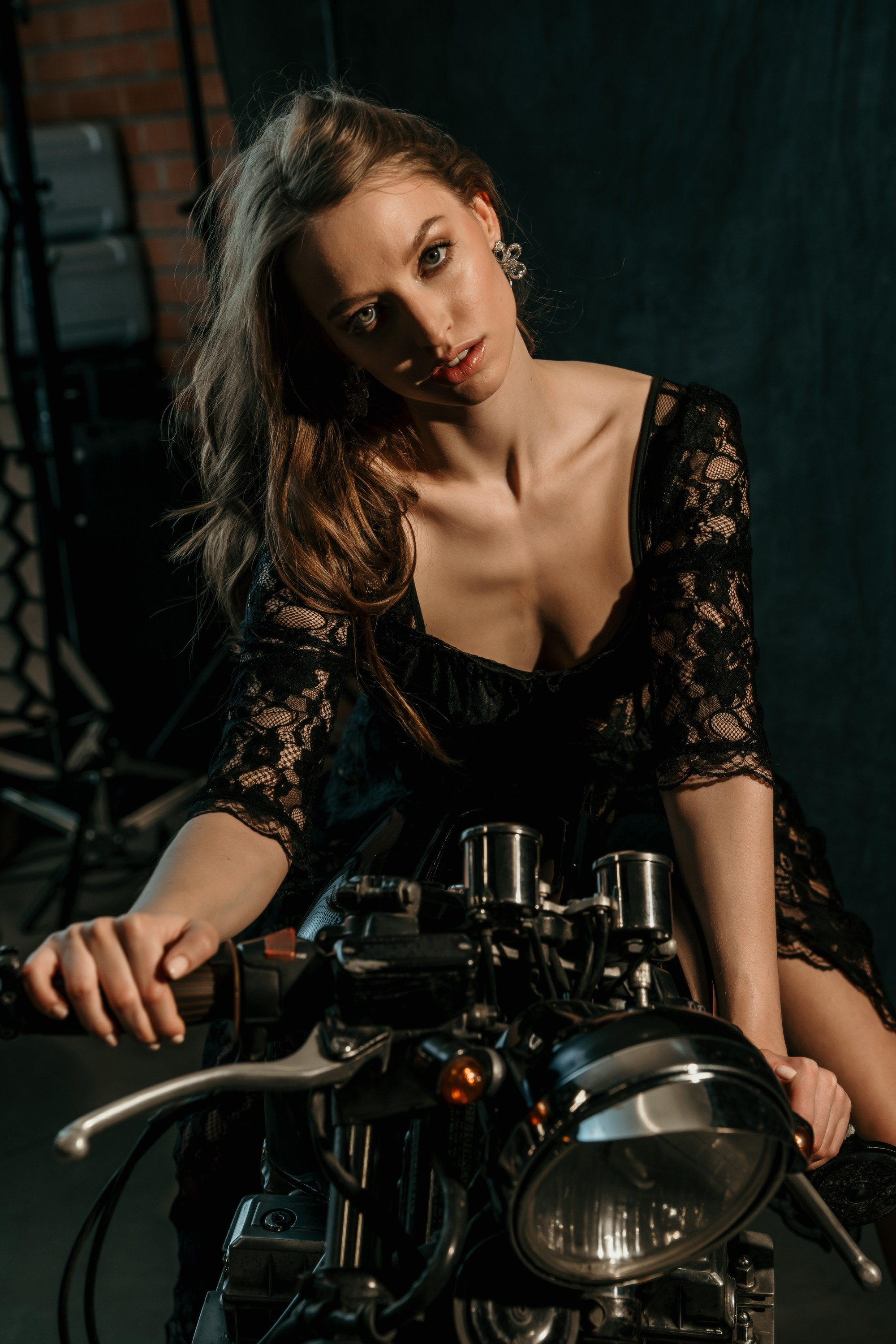 Девушки-байкеры — Фотосессия с мотоциклом в Питере. Свадебный, семейный, портретный, репортажный фотограф в Санкт-Петербурге