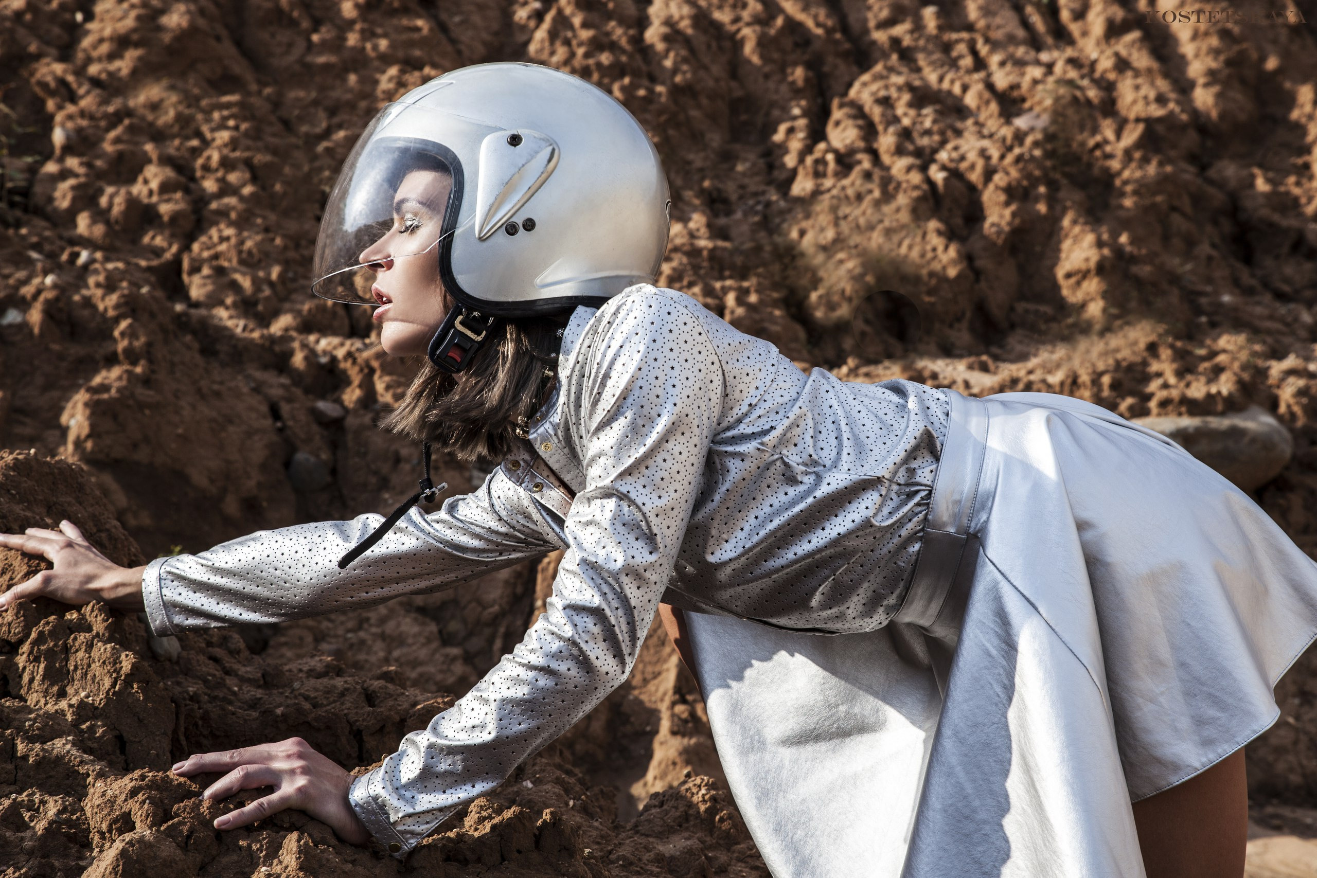 девушка в серебряном костюме, серебряный шлем, девушка в шлеме, космическая, космос, планета