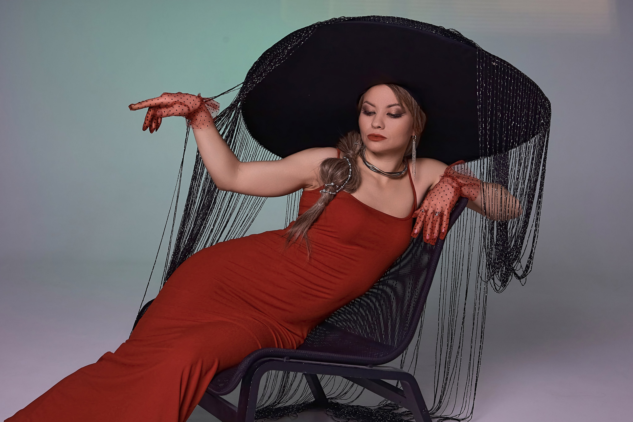 Портретная студийная фотосессия в шикарной шляпе. Семейный и свадебный фотограф в Краснодаре Михеева Светлана