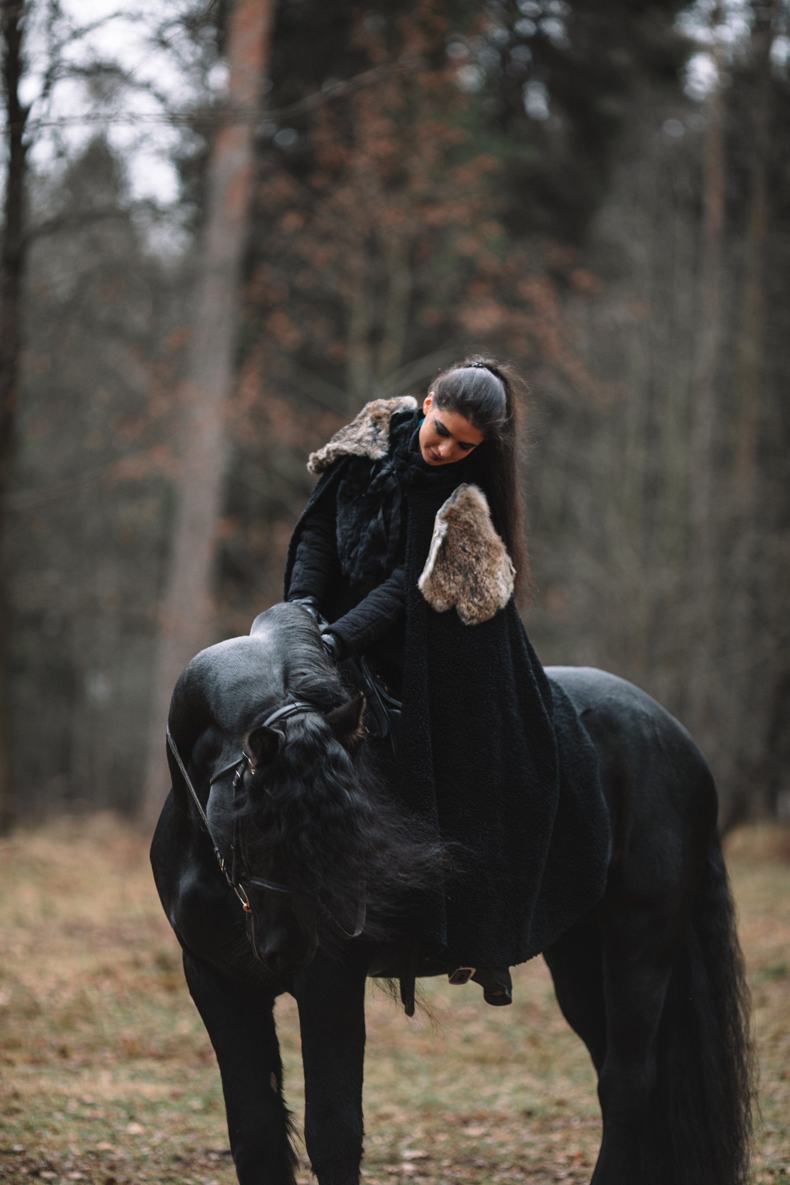 Наташа с фризом в костюме викинга. Фотосессии с лошадьми