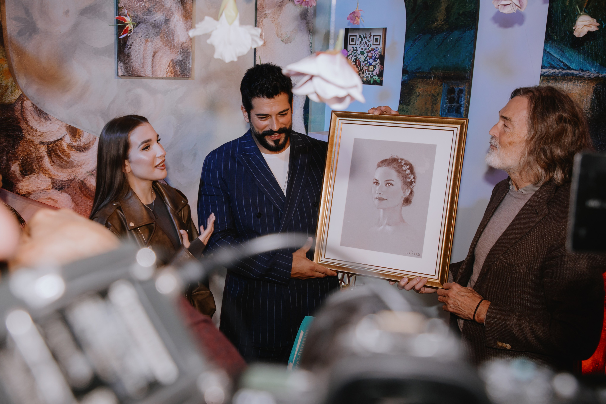 Бурак Озчивит посетил выставку Никаса Сафронова. Фотограф в Москве и Санкт-Петербурге Дарина