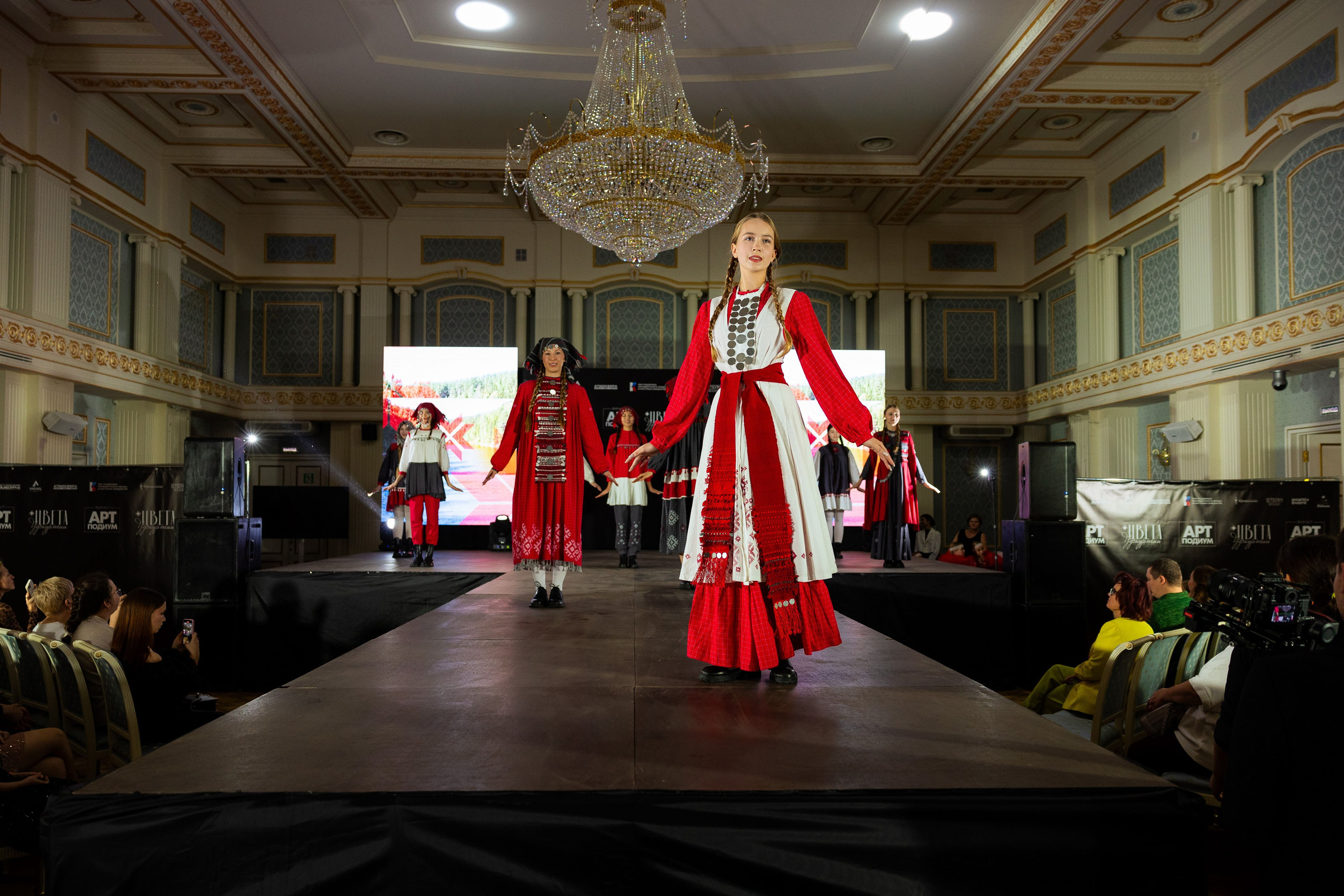 Арт-подиум «Цвета Удмуртии». Показ мод [25/10/24]. Фотограф Виноградов Константин