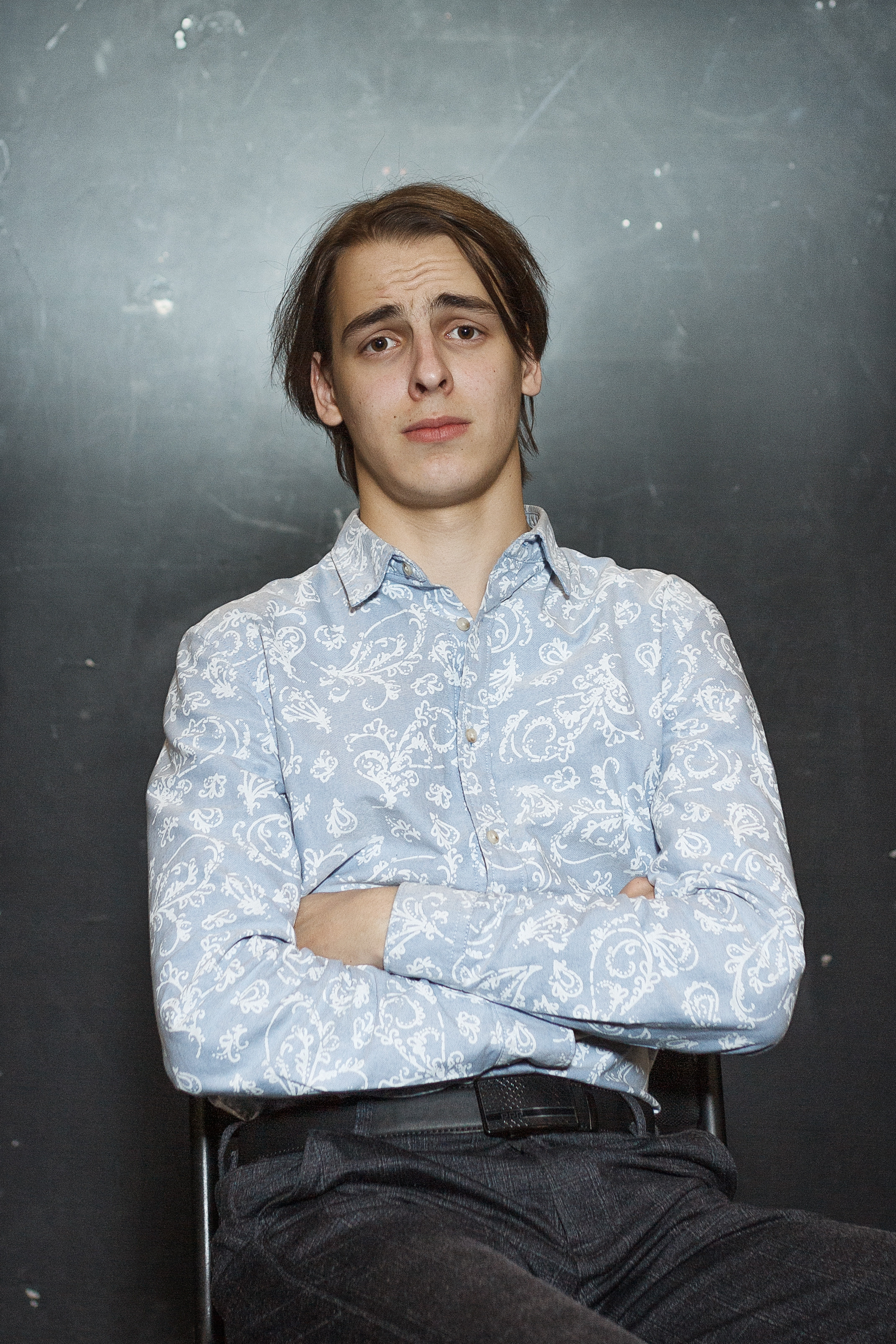 Парень со сложенными на груди руками