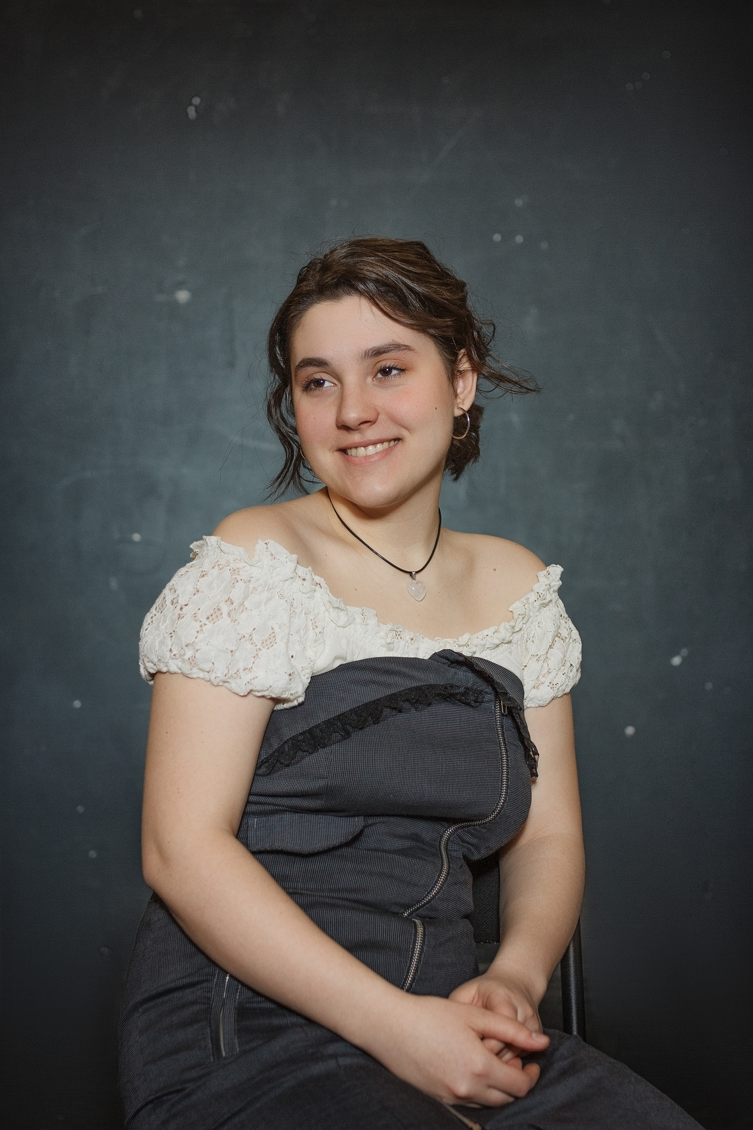 Девушка с короткими волосами улыбается