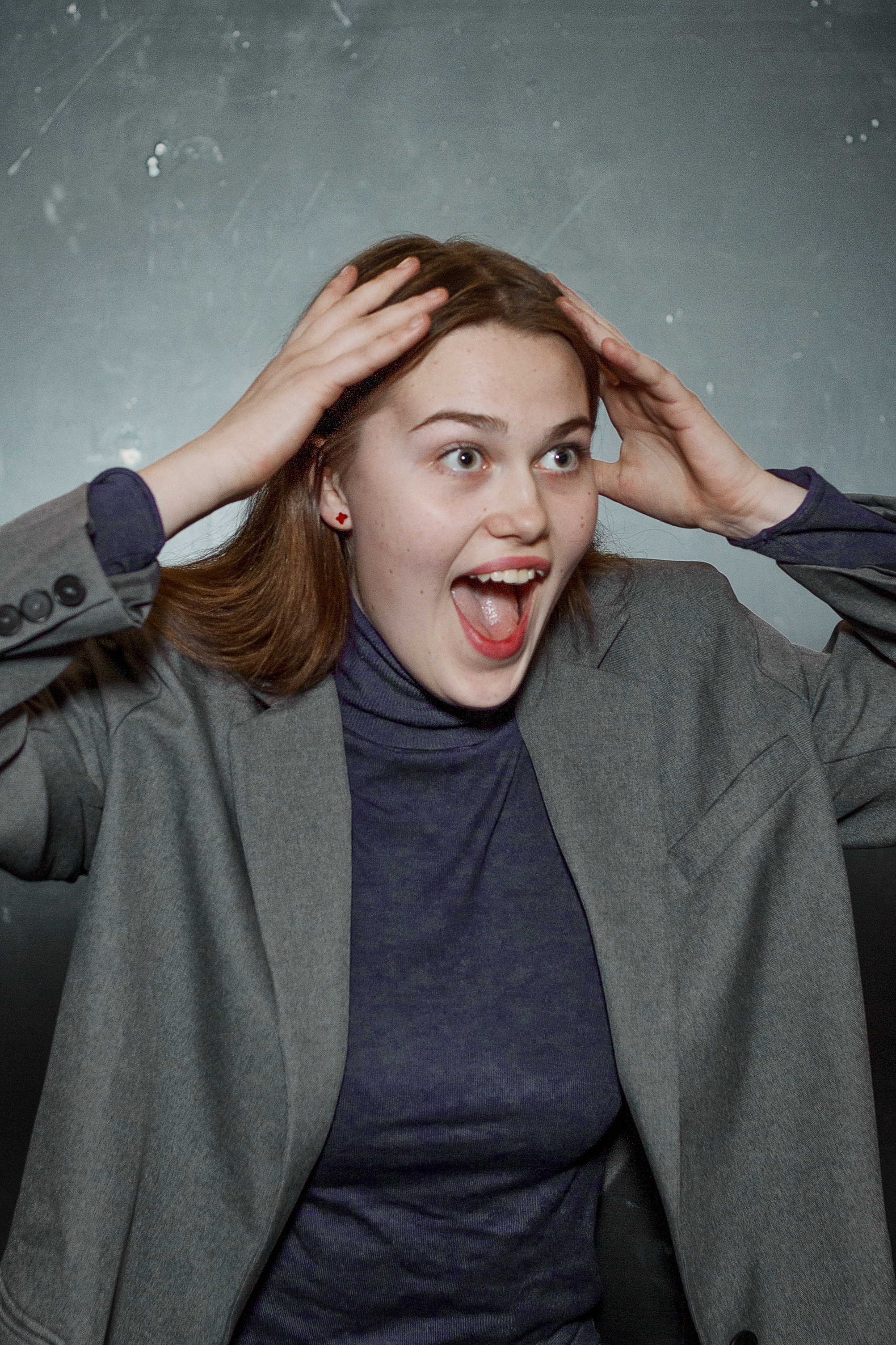 Очень эмоциональная девушка держится за голову