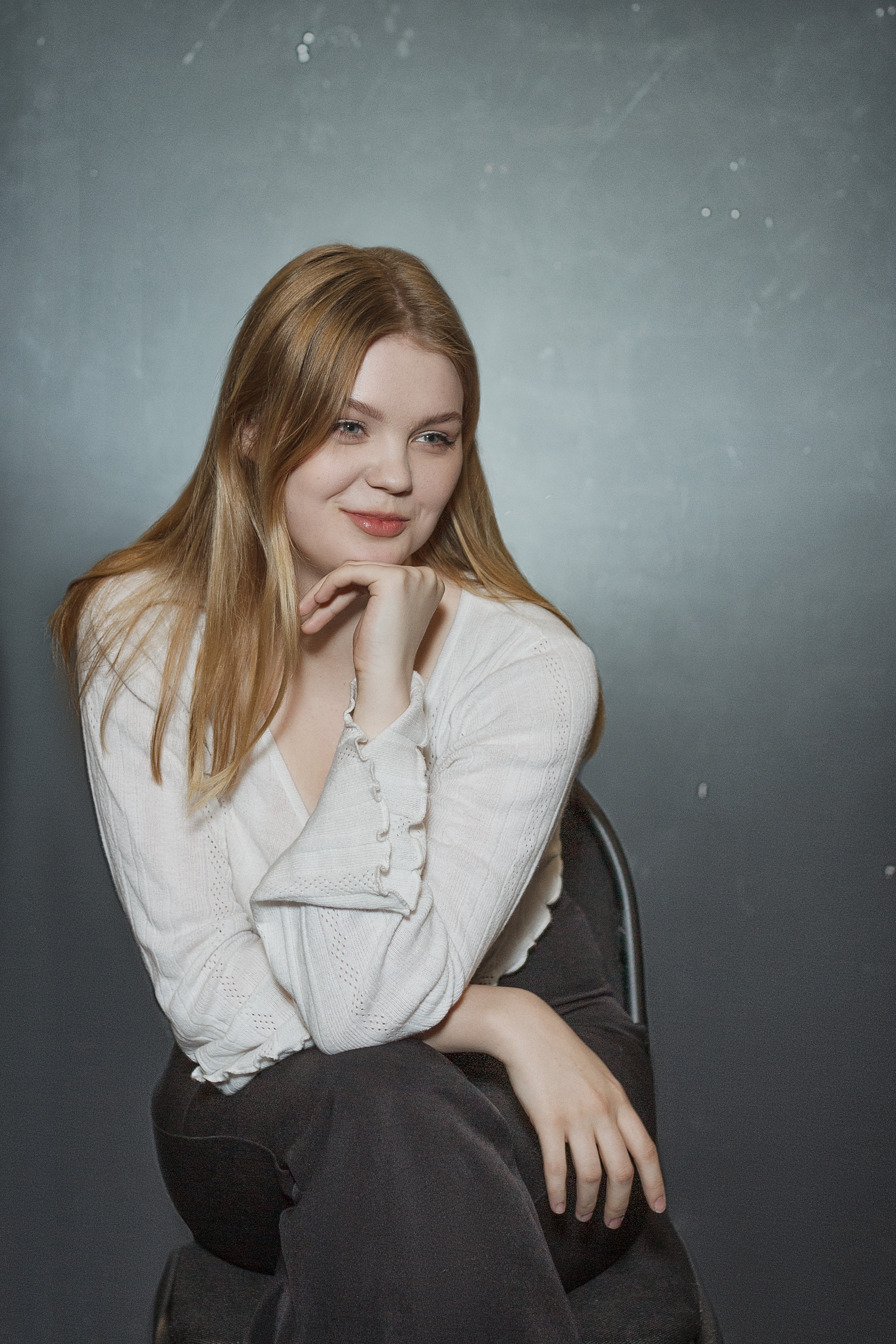 Красивая девушка игриво смотрит