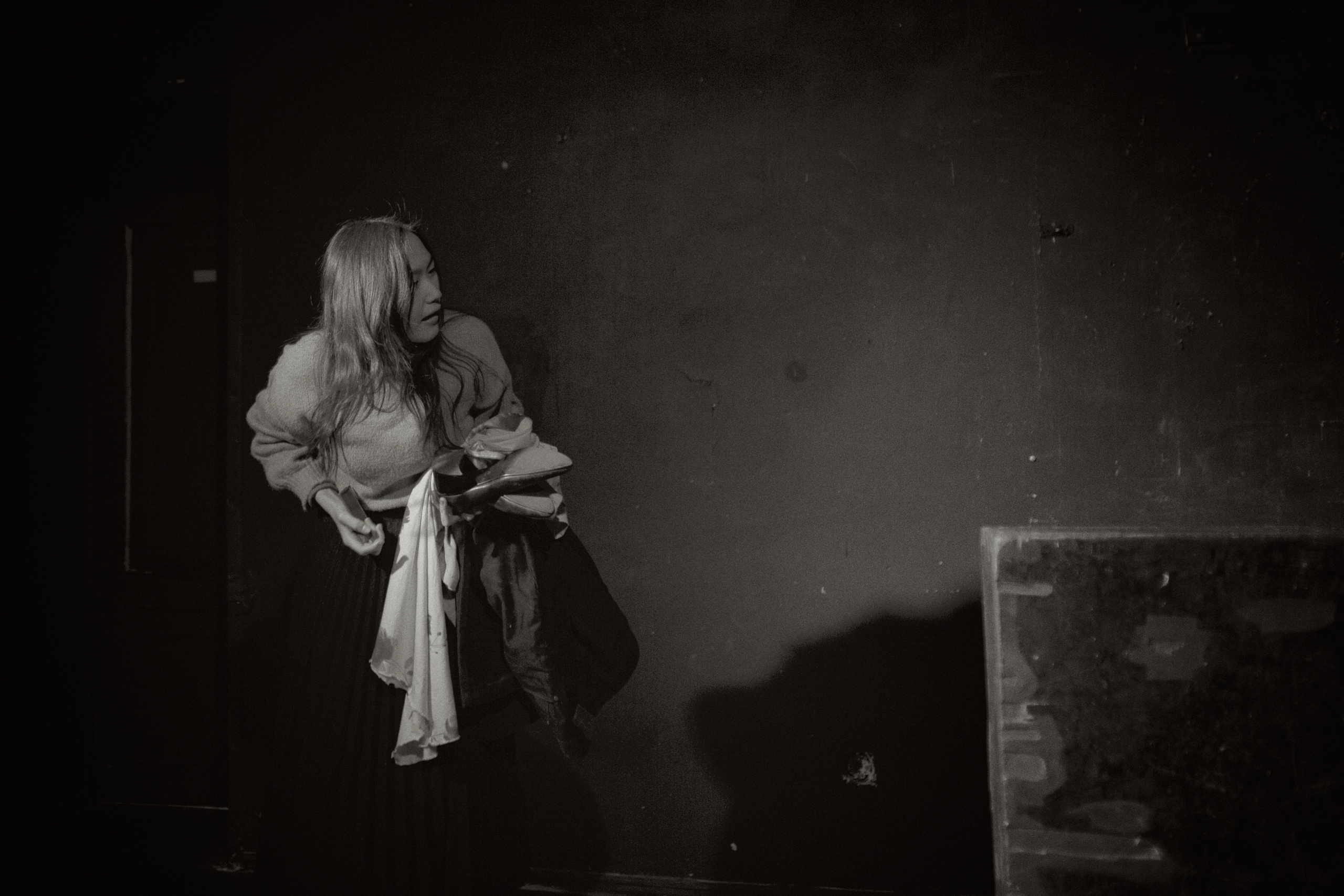 Девушка азиатка с большим количеством вещей