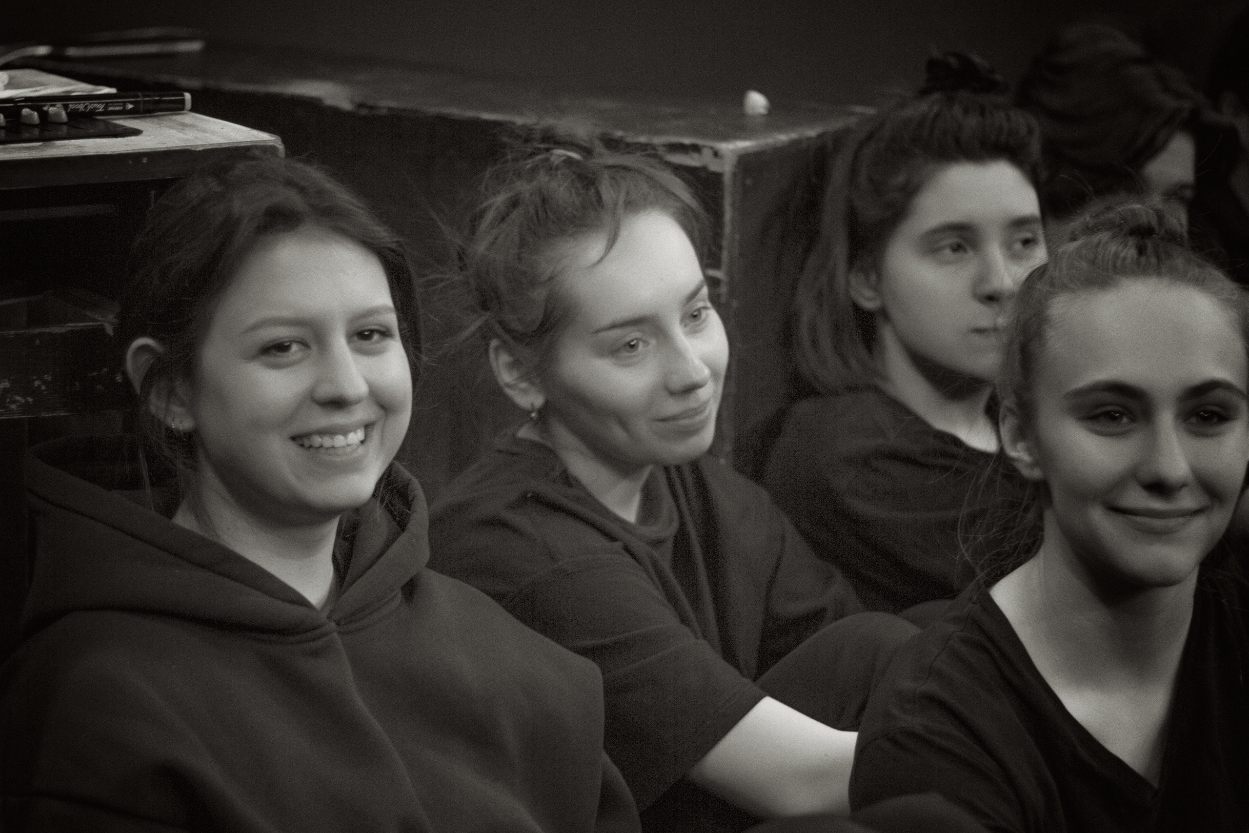 Молодые актеры сидят на полу актерской мастерской