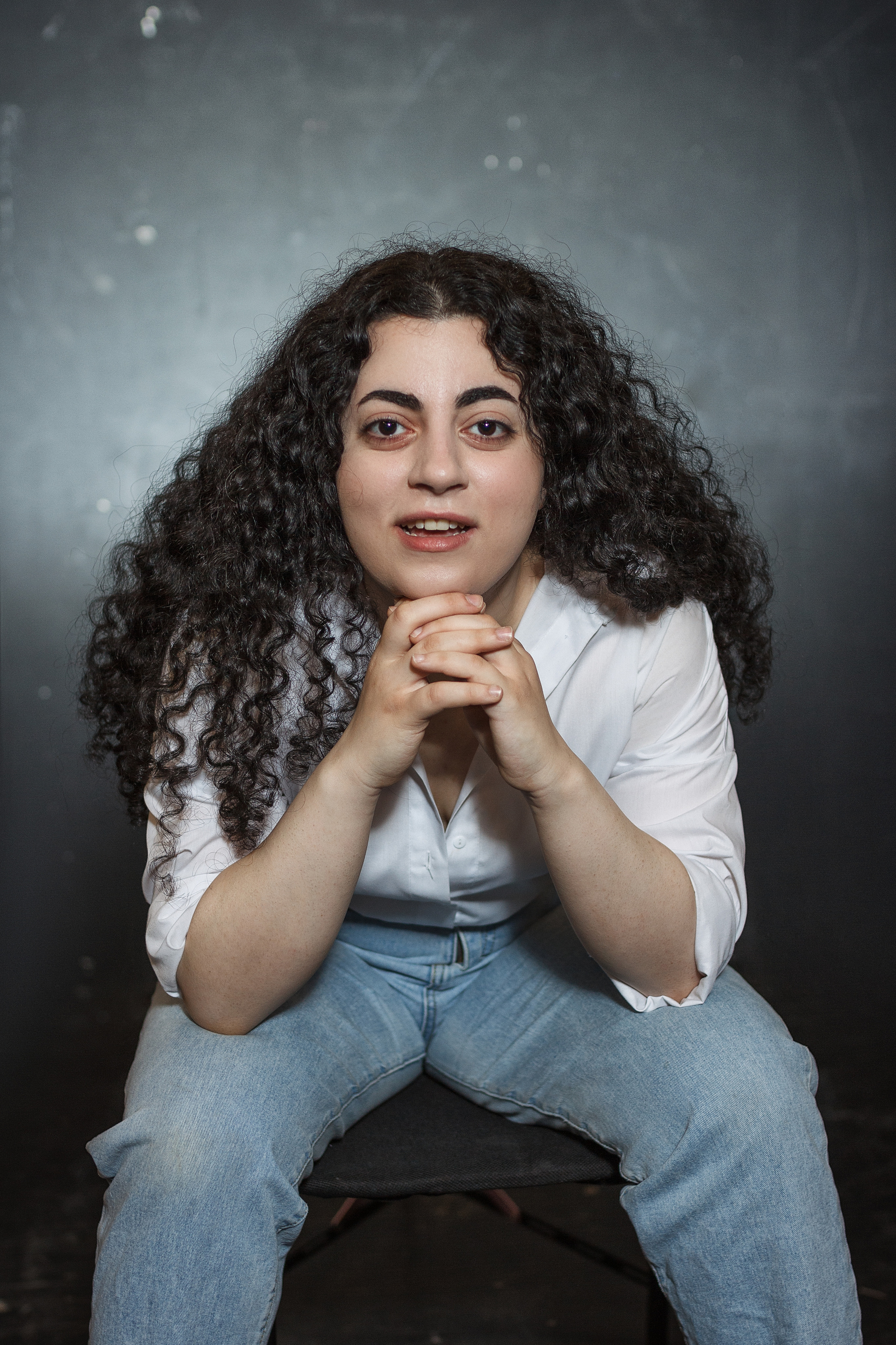 Девушка с густыми длинными вьющимися волосами