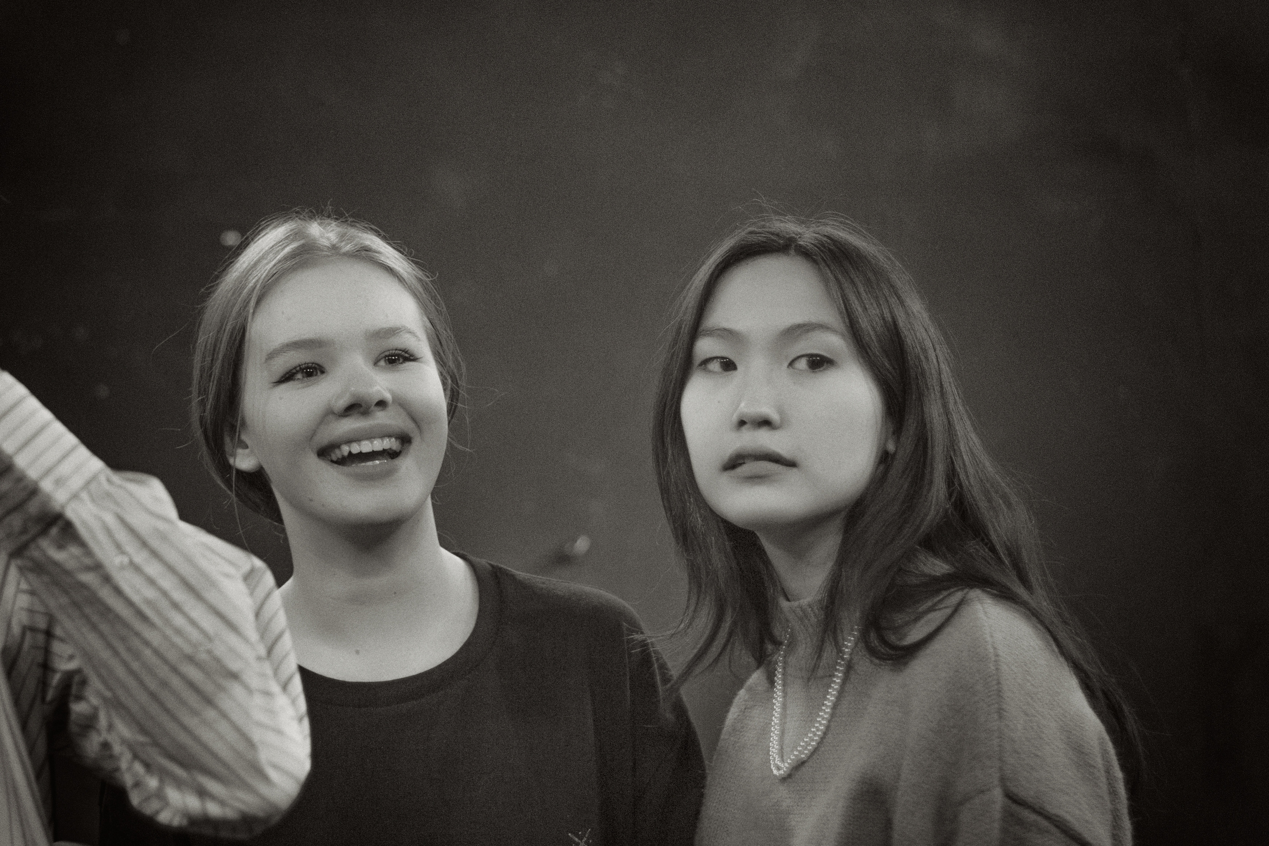 Девушки актрисы смеются